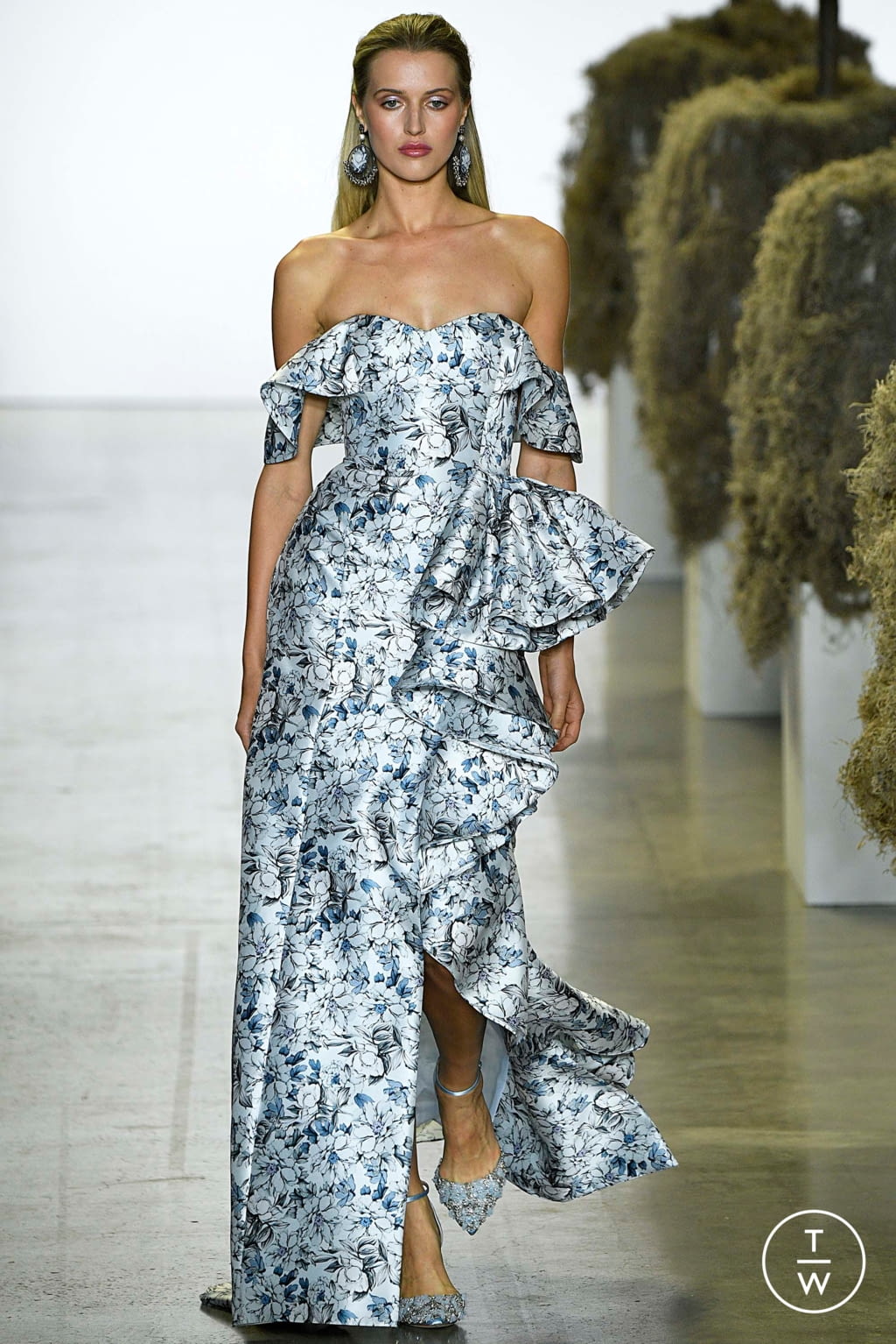 Fashion Week New York Spring/Summer 2019 look 9 from the Badgley Mischka collection 女装