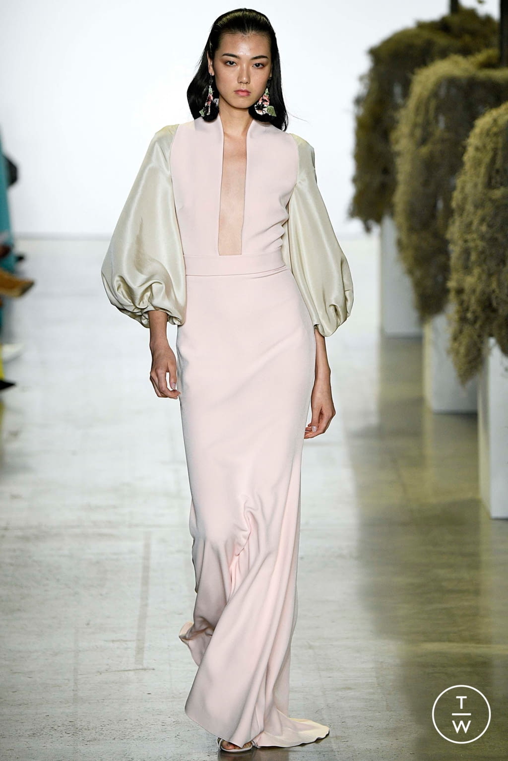 Fashion Week New York Spring/Summer 2019 look 15 from the Badgley Mischka collection womenswear