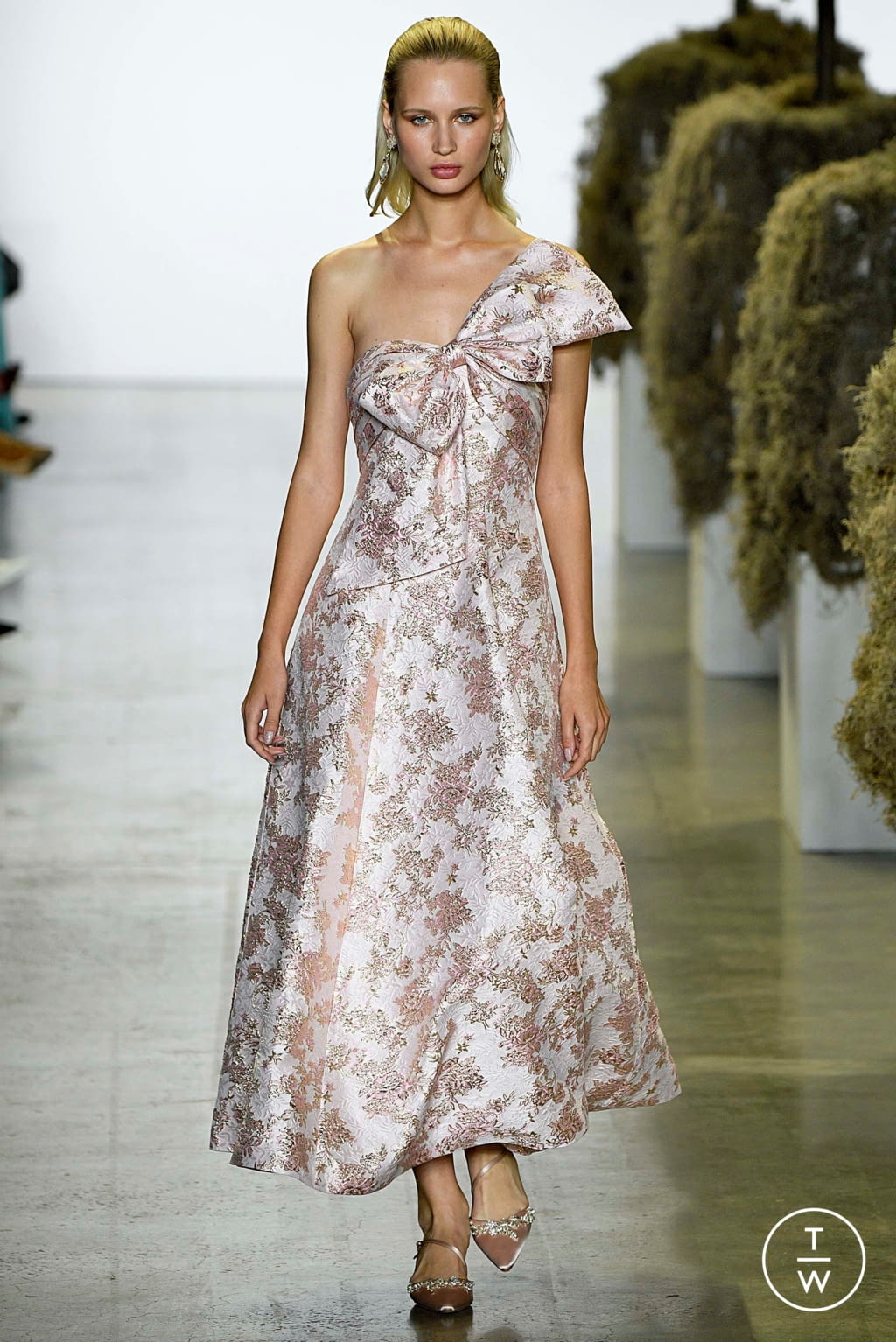 Fashion Week New York Spring/Summer 2019 look 20 from the Badgley Mischka collection 女装