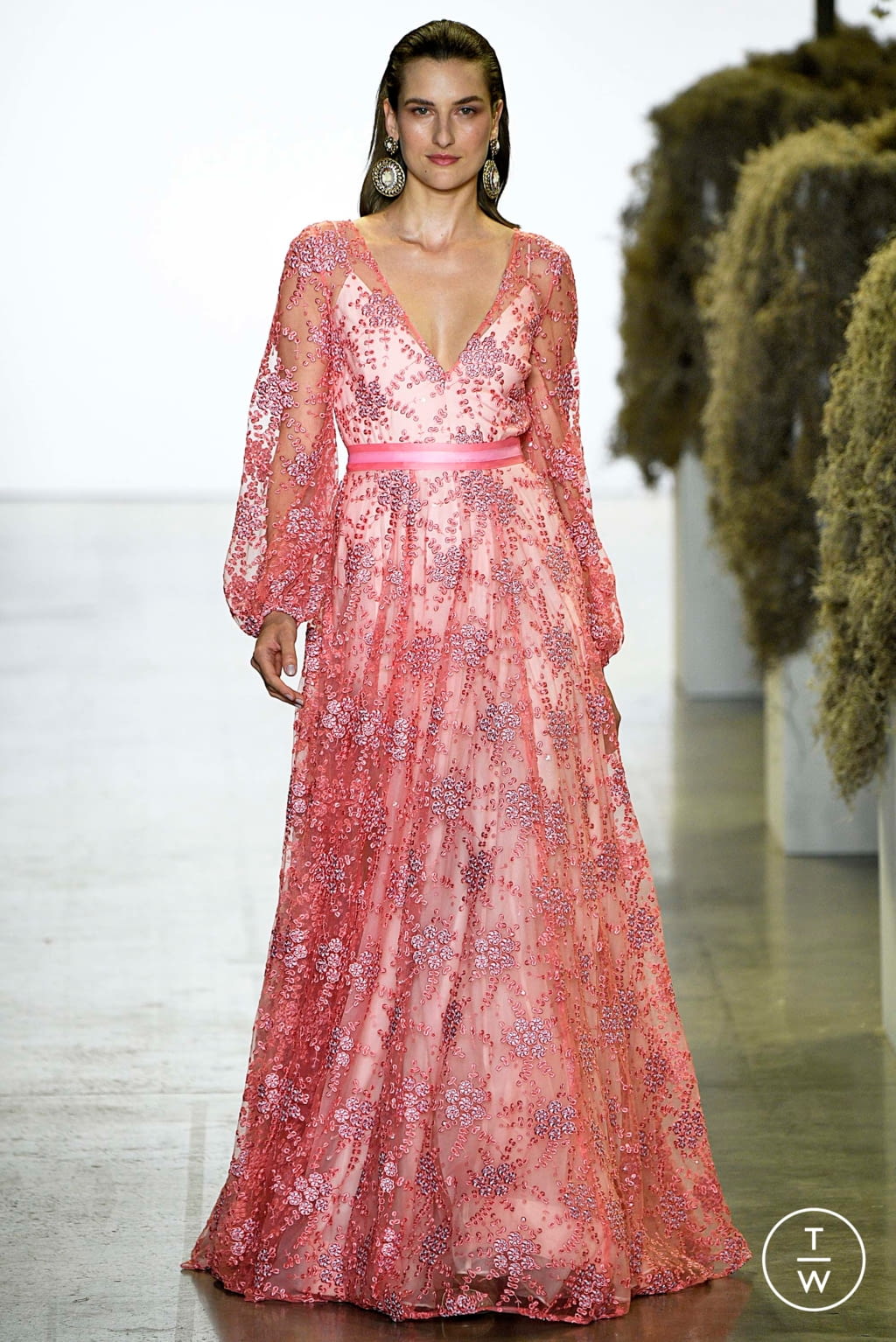 Fashion Week New York Spring/Summer 2019 look 23 from the Badgley Mischka collection 女装
