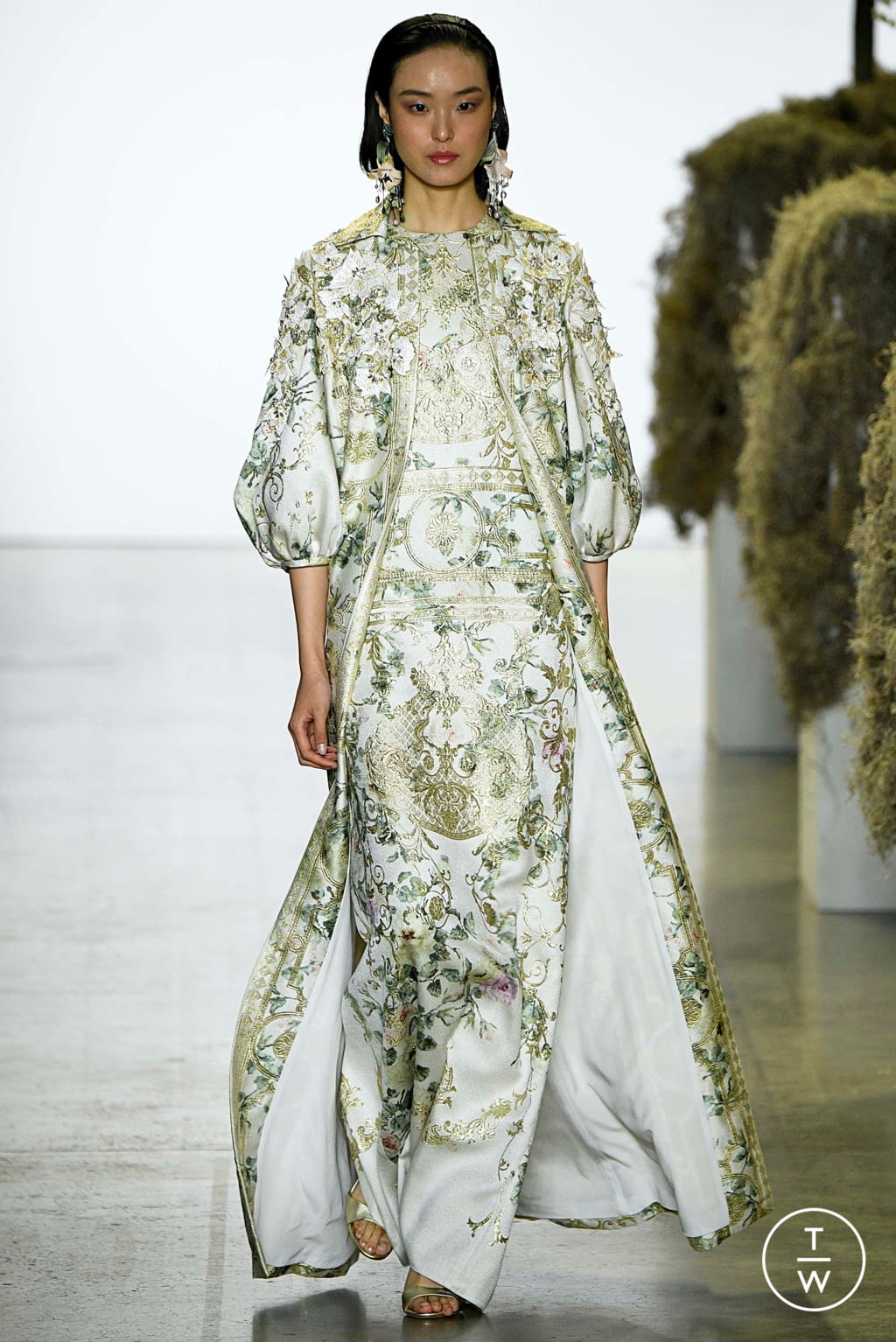 Fashion Week New York Spring/Summer 2019 look 27 from the Badgley Mischka collection womenswear
