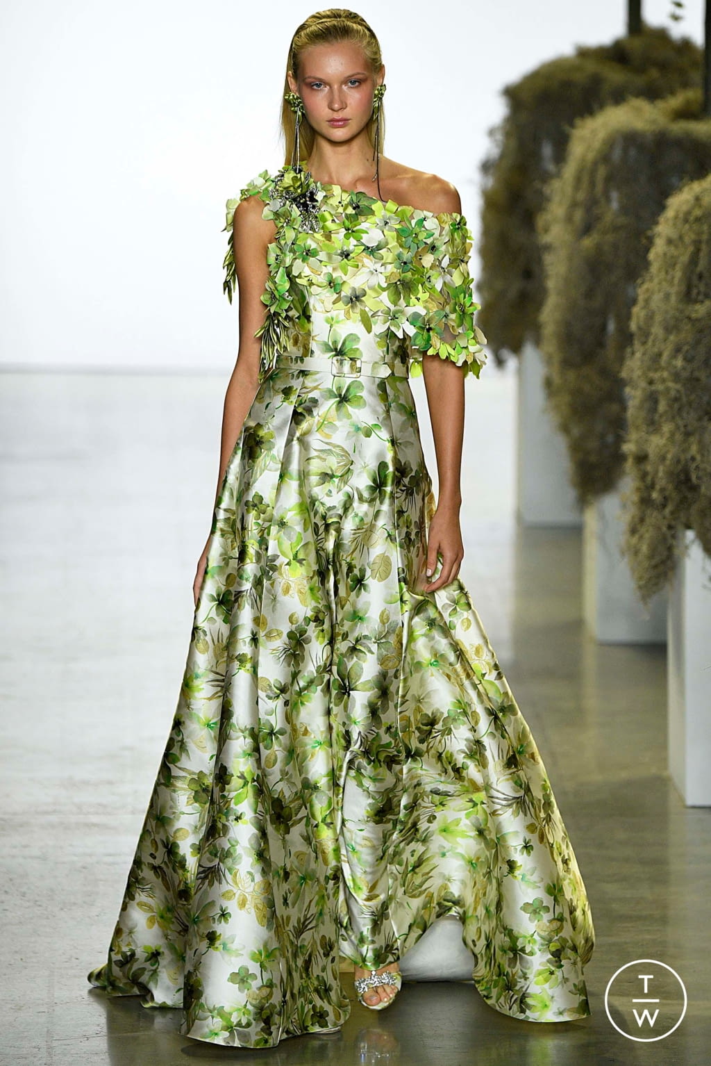 Fashion Week New York Spring/Summer 2019 look 29 from the Badgley Mischka collection womenswear