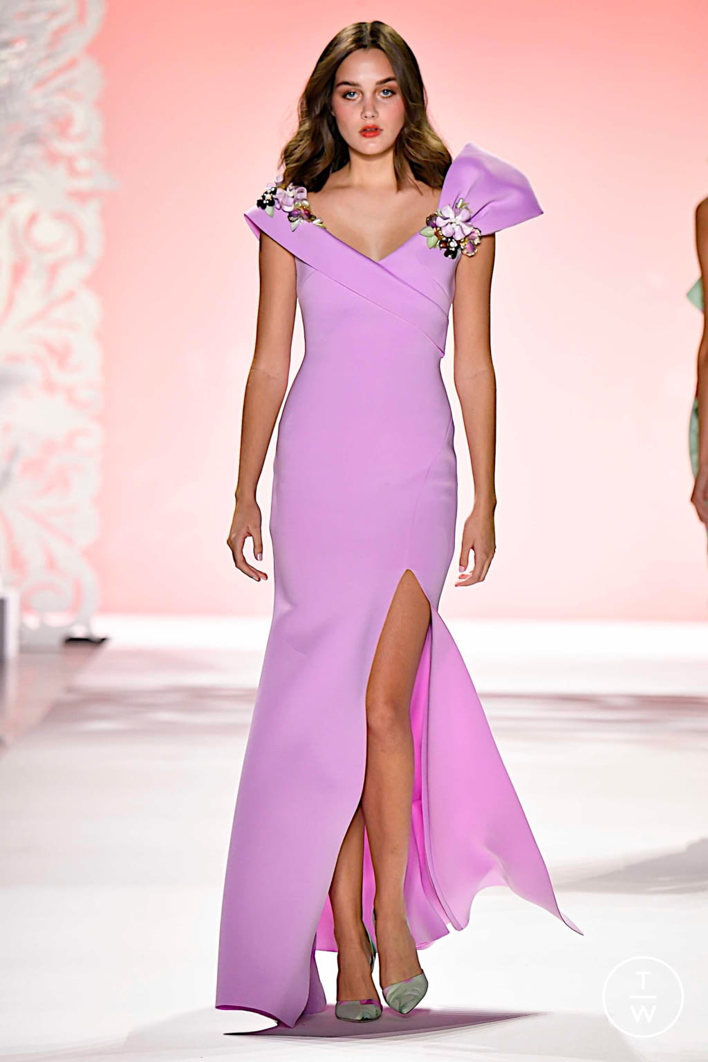 Fashion Week New York Spring/Summer 2020 look 16 from the Badgley Mischka collection 女装
