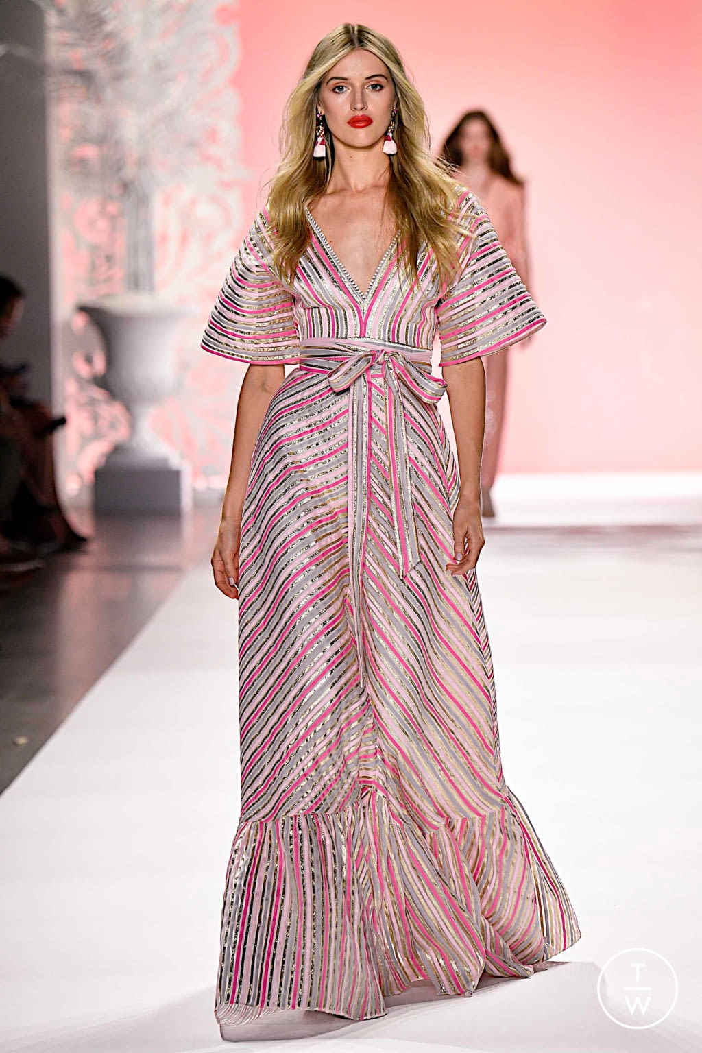 Fashion Week New York Spring/Summer 2020 look 38 from the Badgley Mischka collection 女装