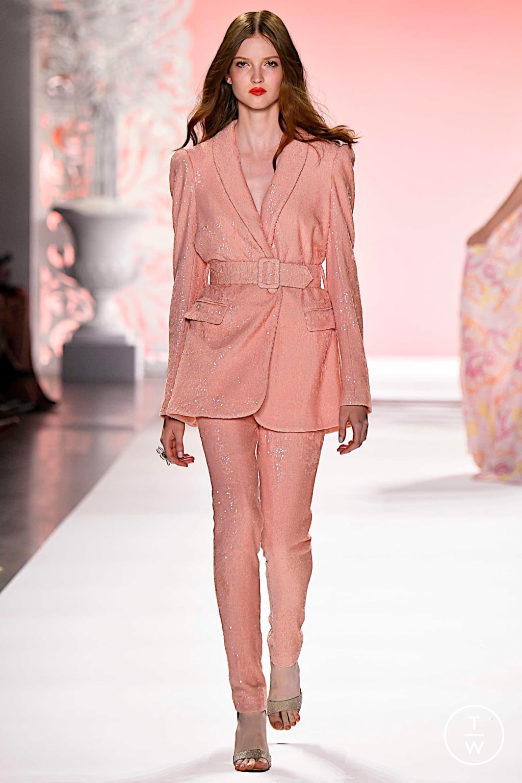 Fashion Week New York Spring/Summer 2020 look 39 from the Badgley Mischka collection 女装