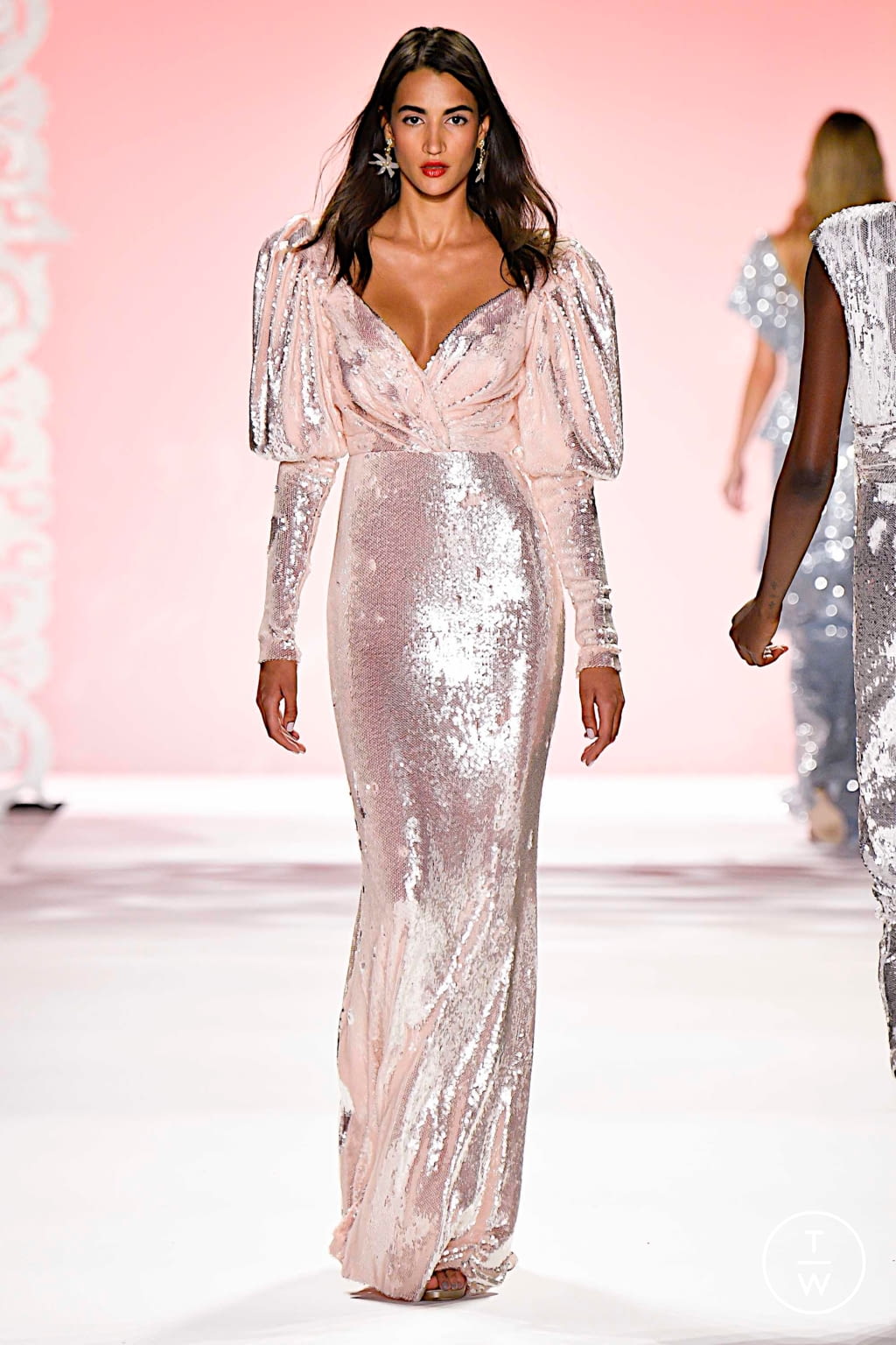Fashion Week New York Spring/Summer 2020 look 49 from the Badgley Mischka collection 女装