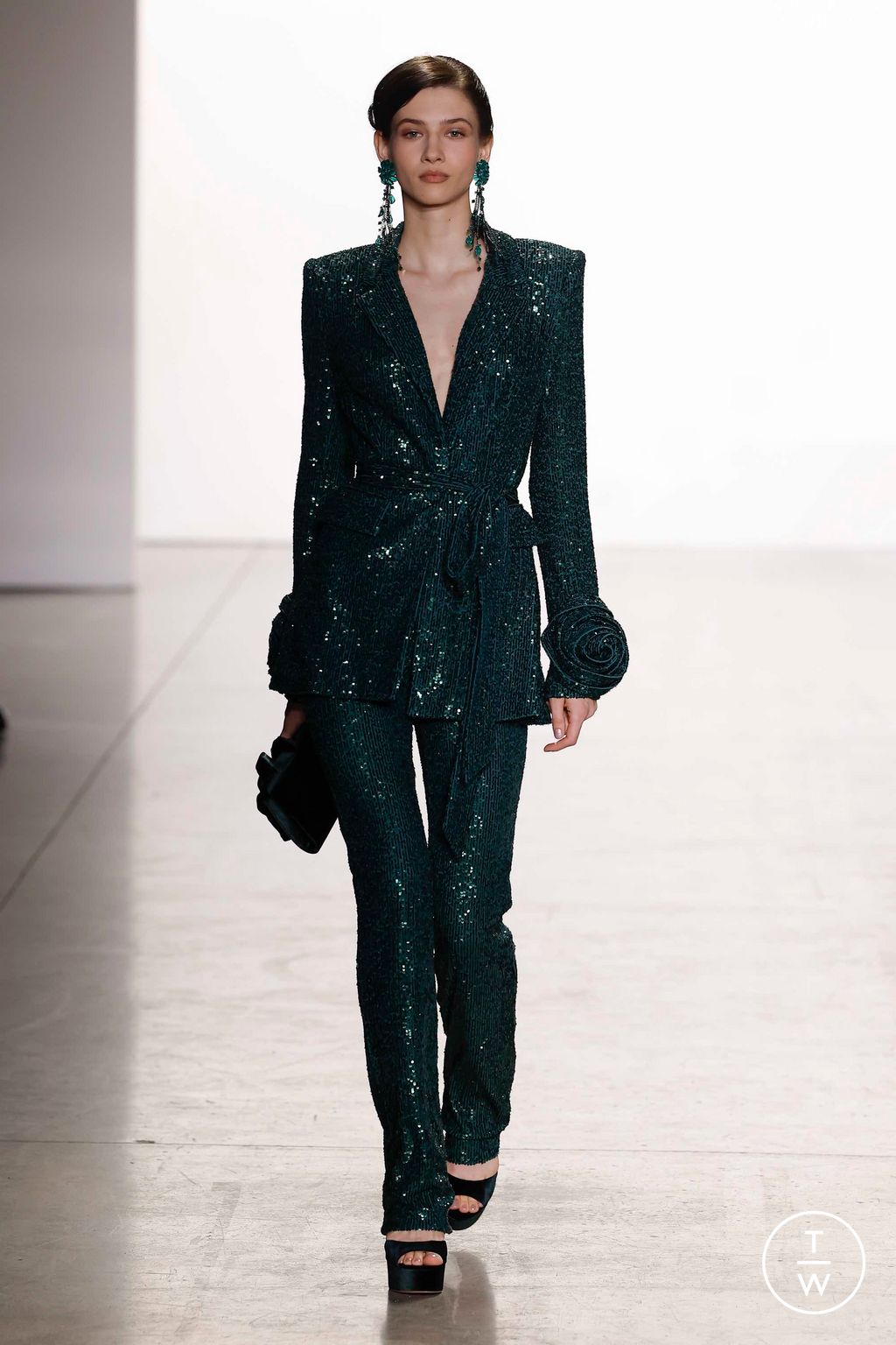 Fashion Week New York Fall/Winter 2023 look 2 from the Badgley Mischka collection womenswear
