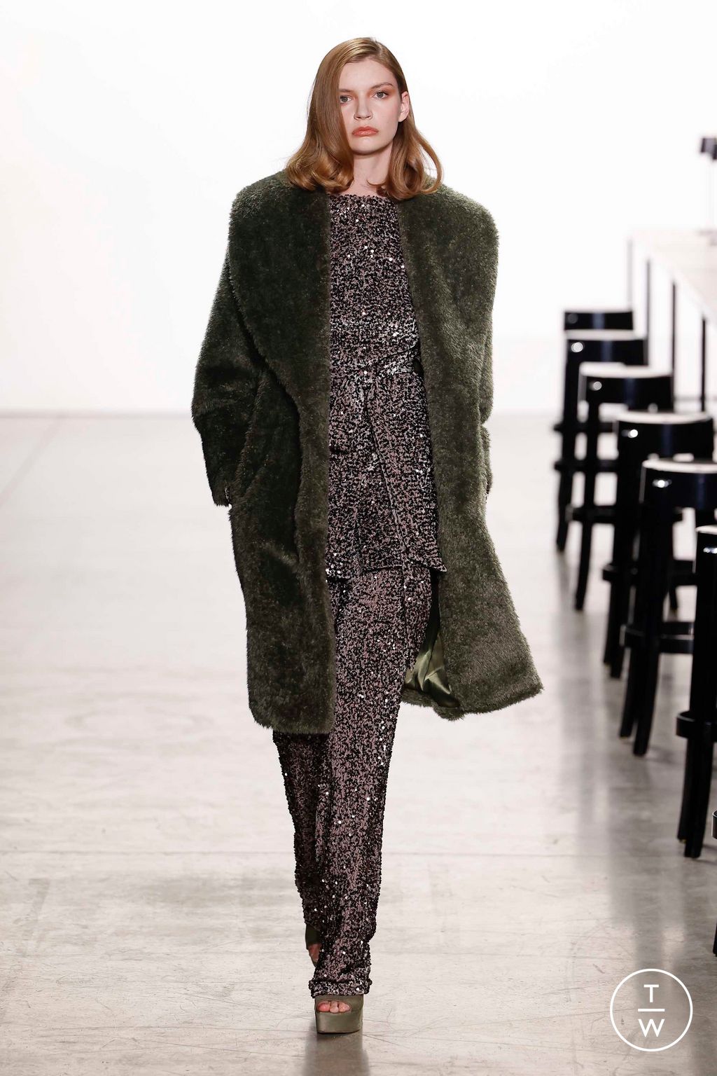 Fashion Week New York Fall/Winter 2023 look 4 from the Badgley Mischka collection womenswear