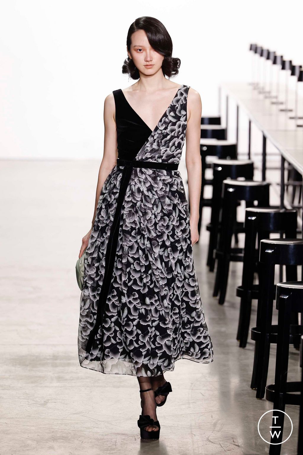Fashion Week New York Fall/Winter 2023 look 5 from the Badgley Mischka collection womenswear