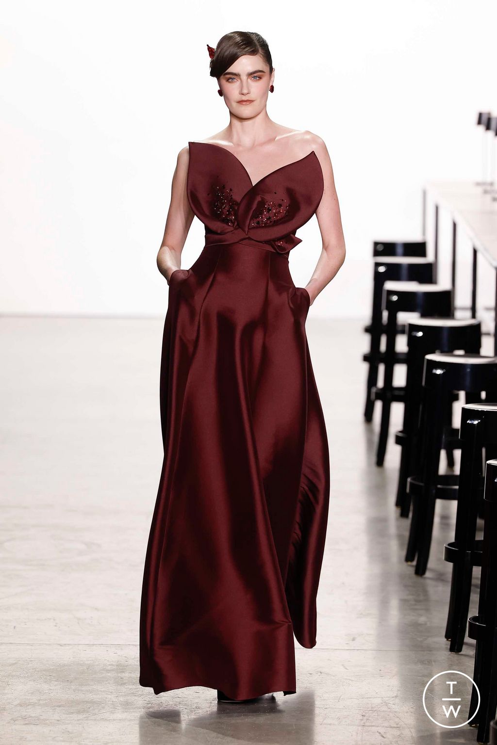 Fashion Week New York Fall/Winter 2023 look 15 from the Badgley Mischka collection womenswear