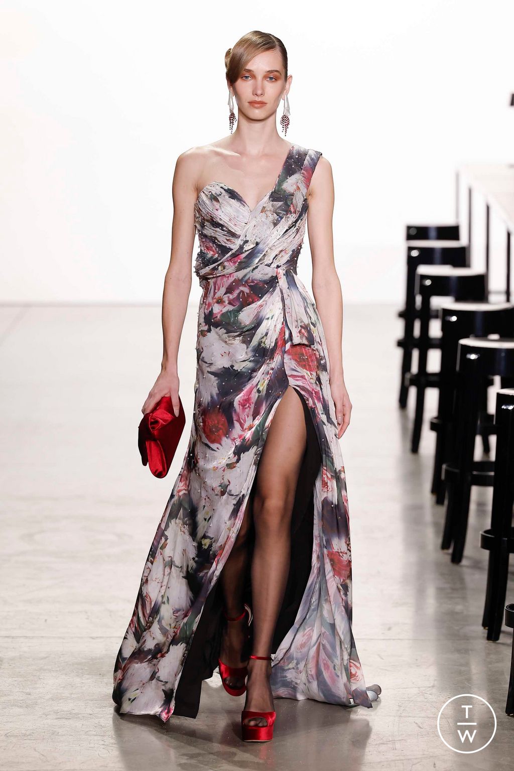 Fashion Week New York Fall/Winter 2023 look 18 from the Badgley Mischka collection womenswear