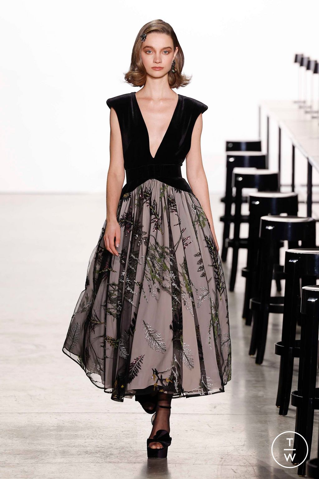 Fashion Week New York Fall/Winter 2023 look 19 from the Badgley Mischka collection womenswear