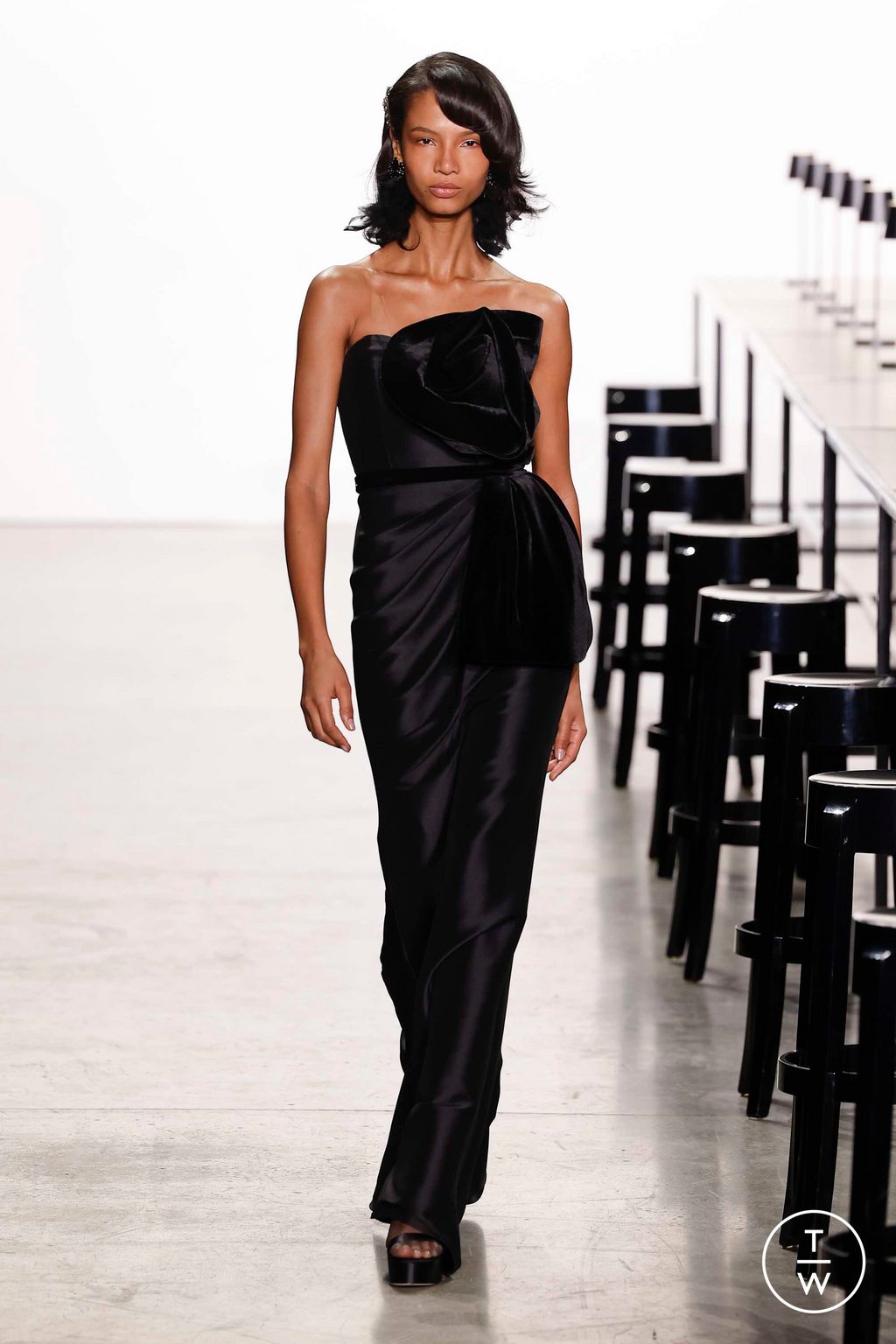 Fashion Week New York Fall/Winter 2023 look 20 from the Badgley Mischka collection womenswear