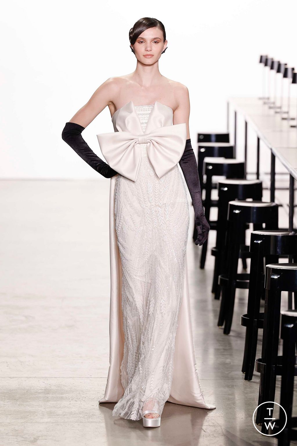 Fashion Week New York Fall/Winter 2023 look 21 from the Badgley Mischka collection 女装