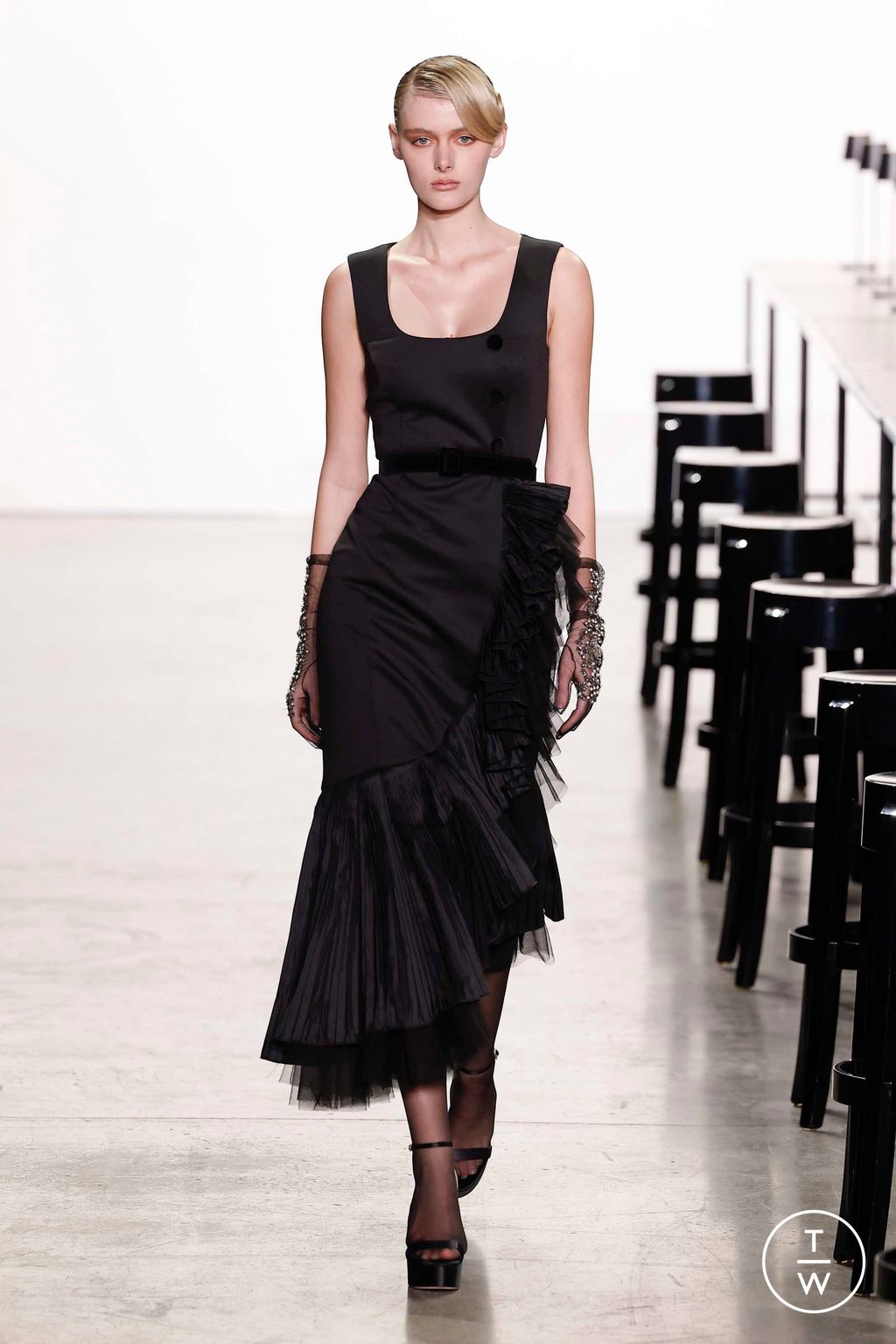 Fashion Week New York Fall/Winter 2023 look 23 from the Badgley Mischka collection womenswear