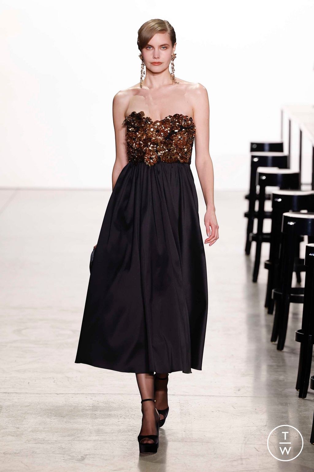 Fashion Week New York Fall/Winter 2023 look 24 from the Badgley Mischka collection womenswear