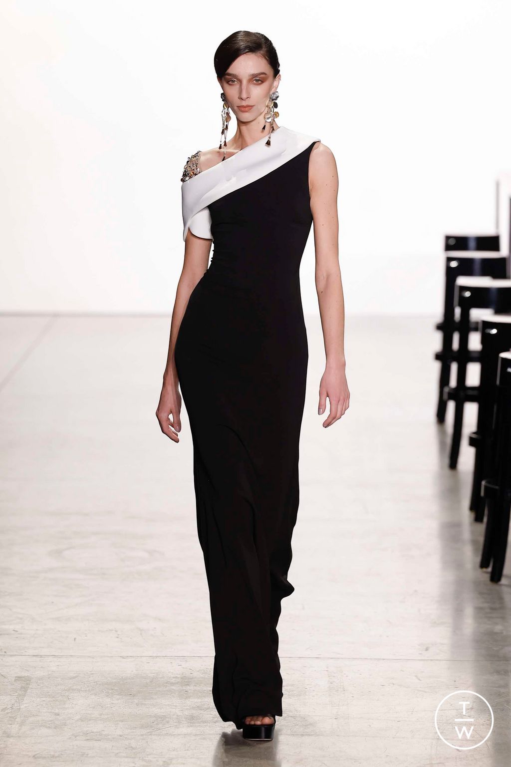 Fashion Week New York Fall/Winter 2023 look 25 from the Badgley Mischka collection womenswear