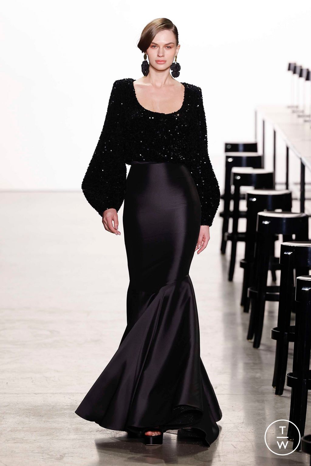 Fashion Week New York Fall/Winter 2023 look 28 from the Badgley Mischka collection womenswear