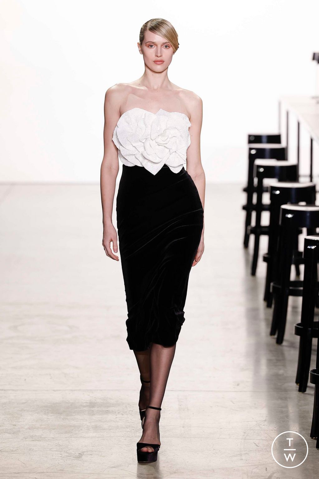 Fashion Week New York Fall/Winter 2023 look 30 from the Badgley Mischka collection womenswear