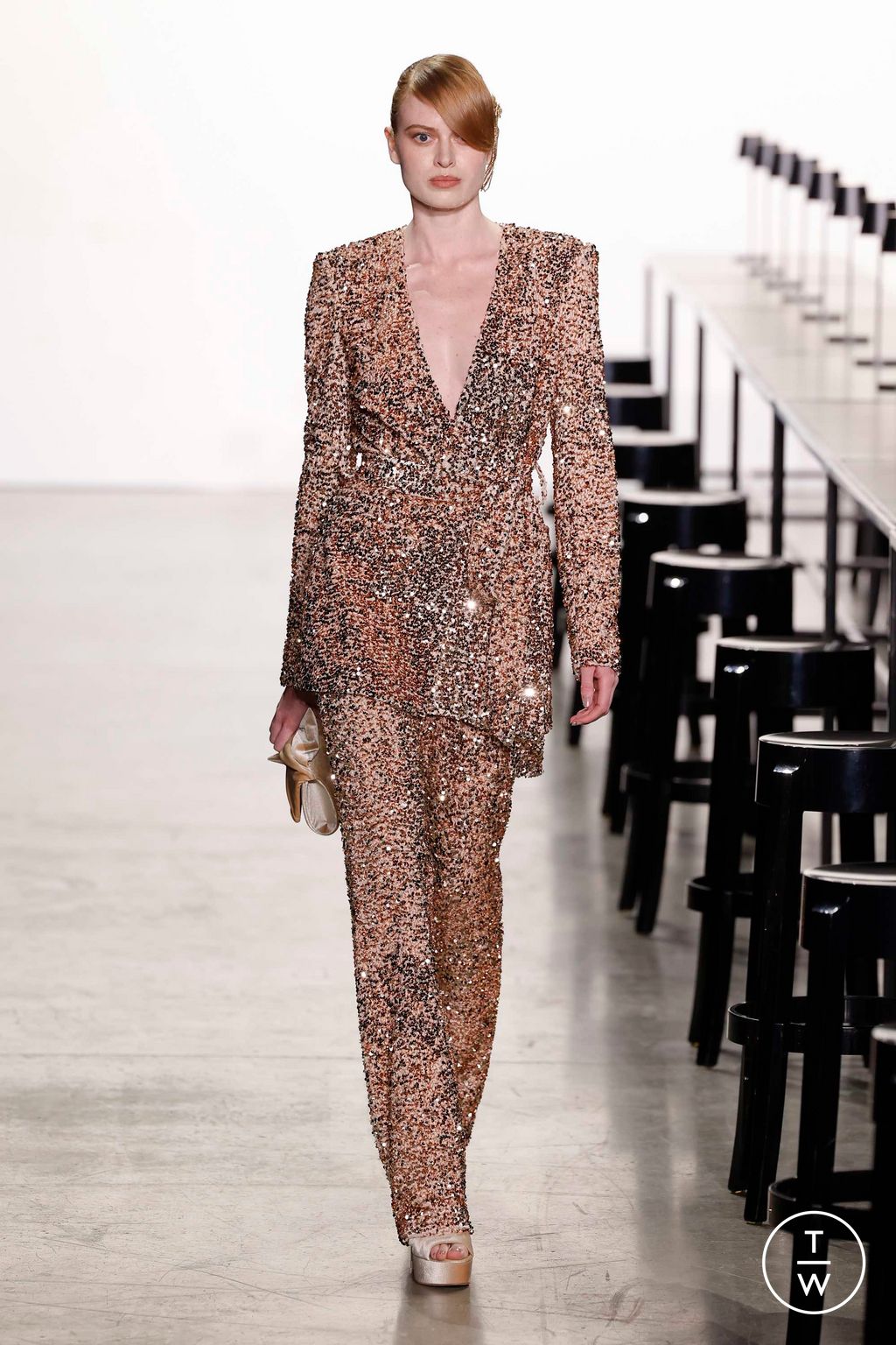 Fashion Week New York Fall/Winter 2023 look 38 from the Badgley Mischka collection 女装