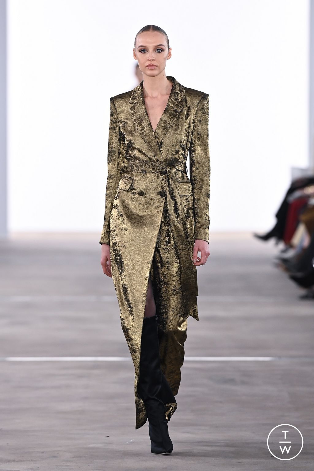 Fashion Week New York Fall/Winter 2024 look 3 from the Badgley Mischka collection womenswear