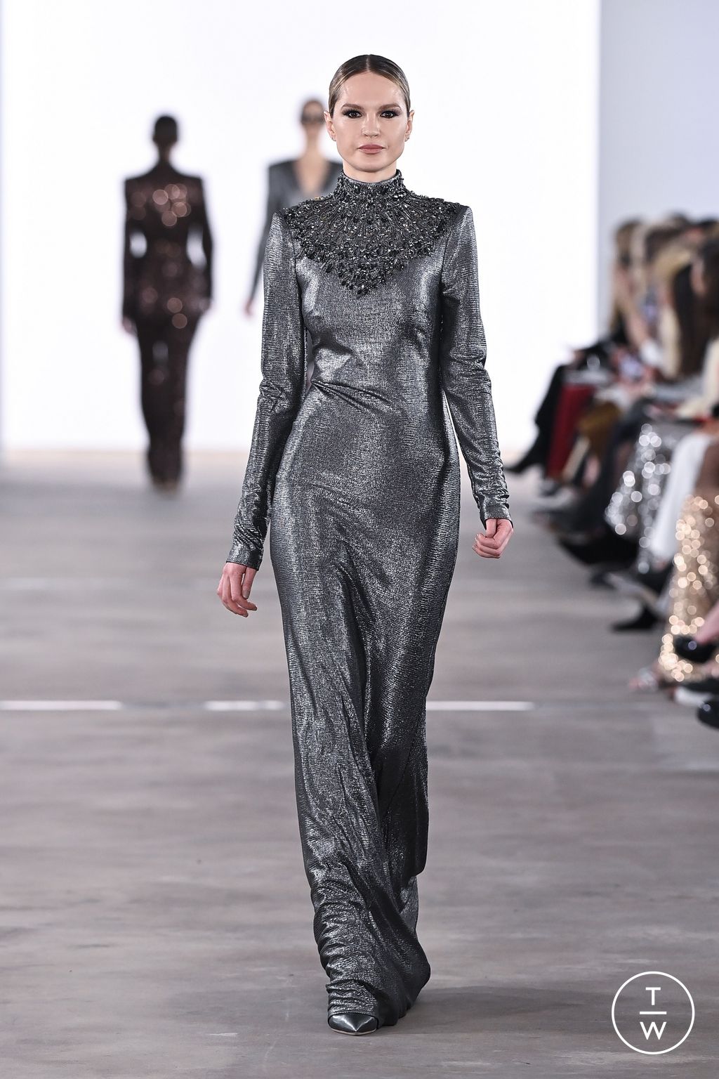 Fashion Week New York Fall/Winter 2024 look 11 from the Badgley Mischka collection 女装