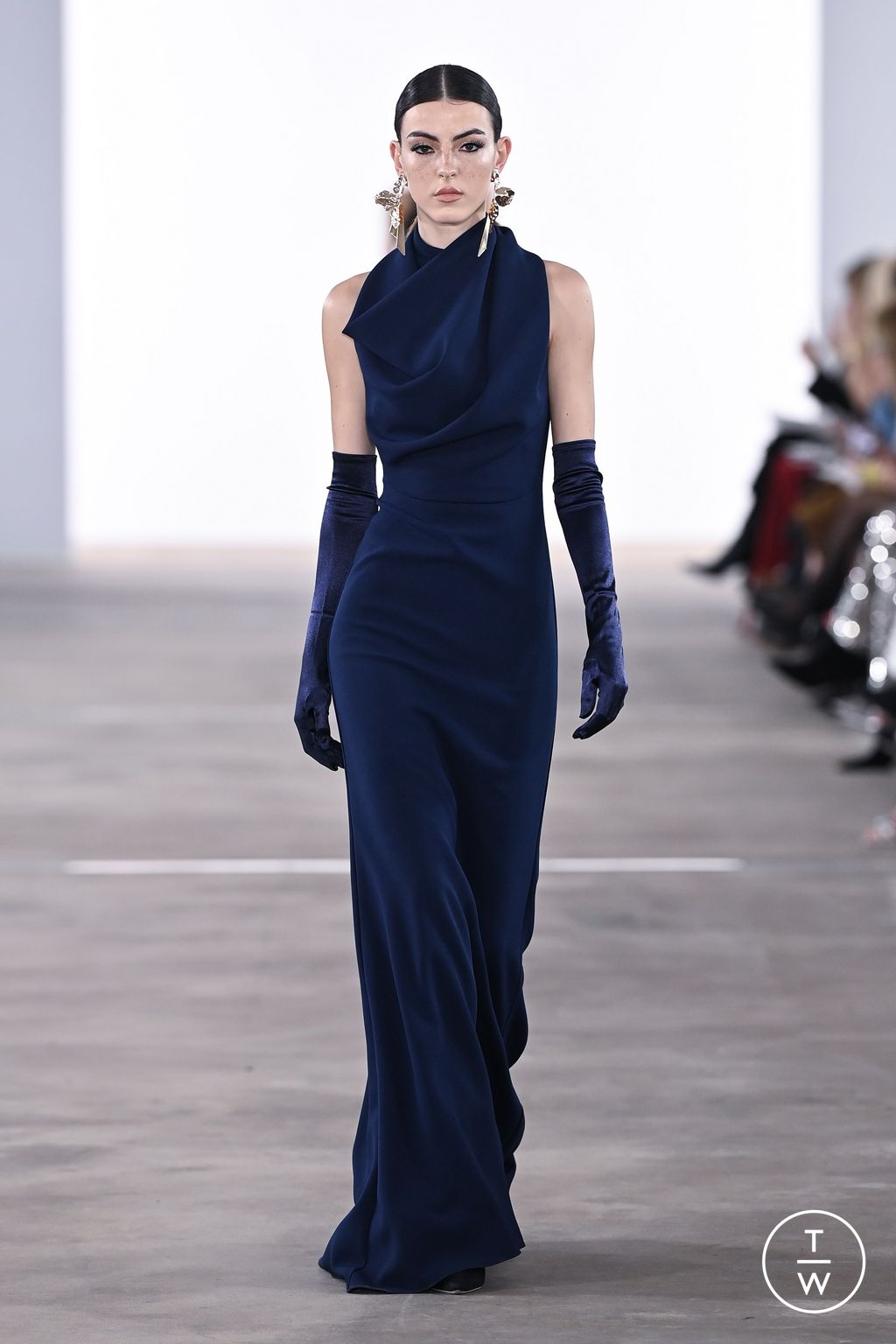 Fashion Week New York Fall/Winter 2024 look 18 from the Badgley Mischka collection 女装