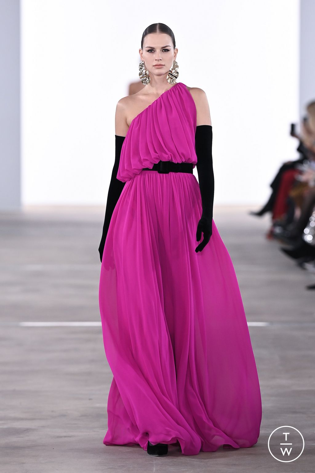 Fashion Week New York Fall/Winter 2024 look 23 from the Badgley Mischka collection 女装