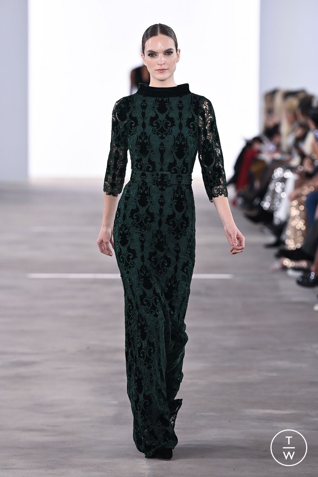 Fashion Week New York Fall/Winter 2024 look 30 from the Badgley Mischka collection 女装