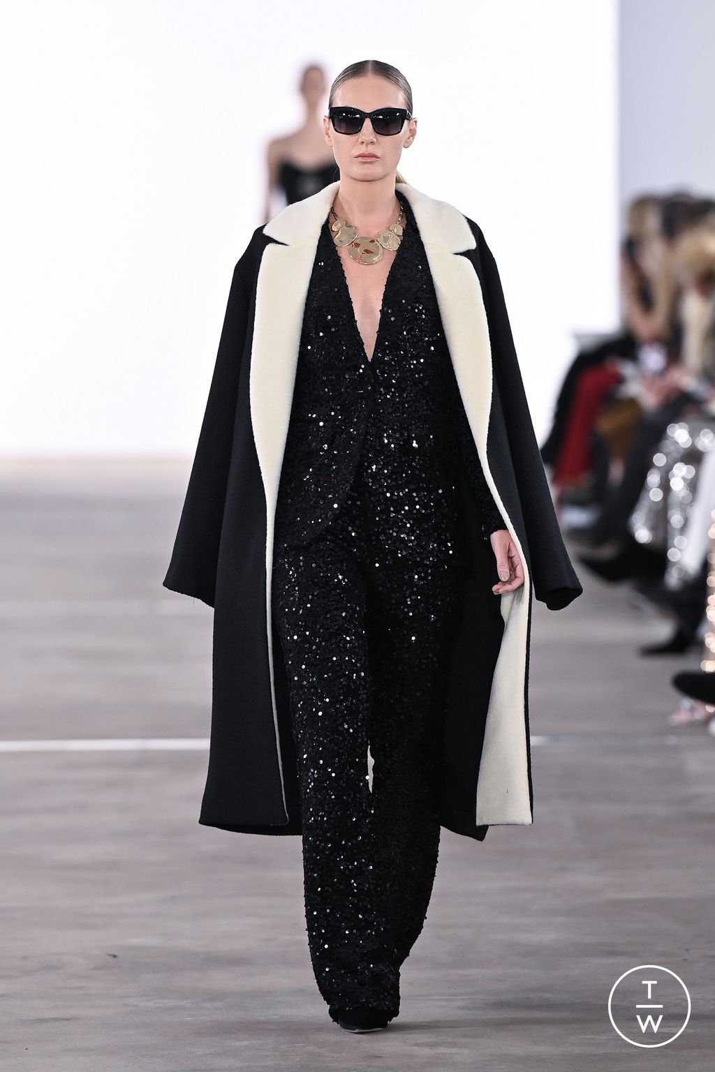 Fashion Week New York Fall/Winter 2024 look 36 from the Badgley Mischka collection 女装
