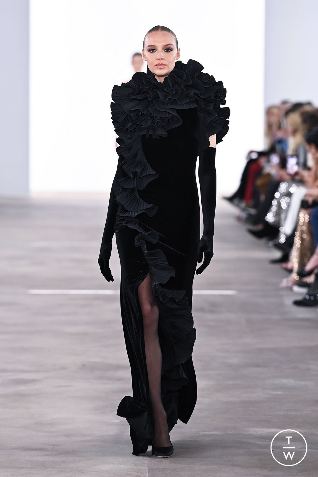 Fashion Week New York Fall/Winter 2024 look 43 from the Badgley Mischka collection 女装