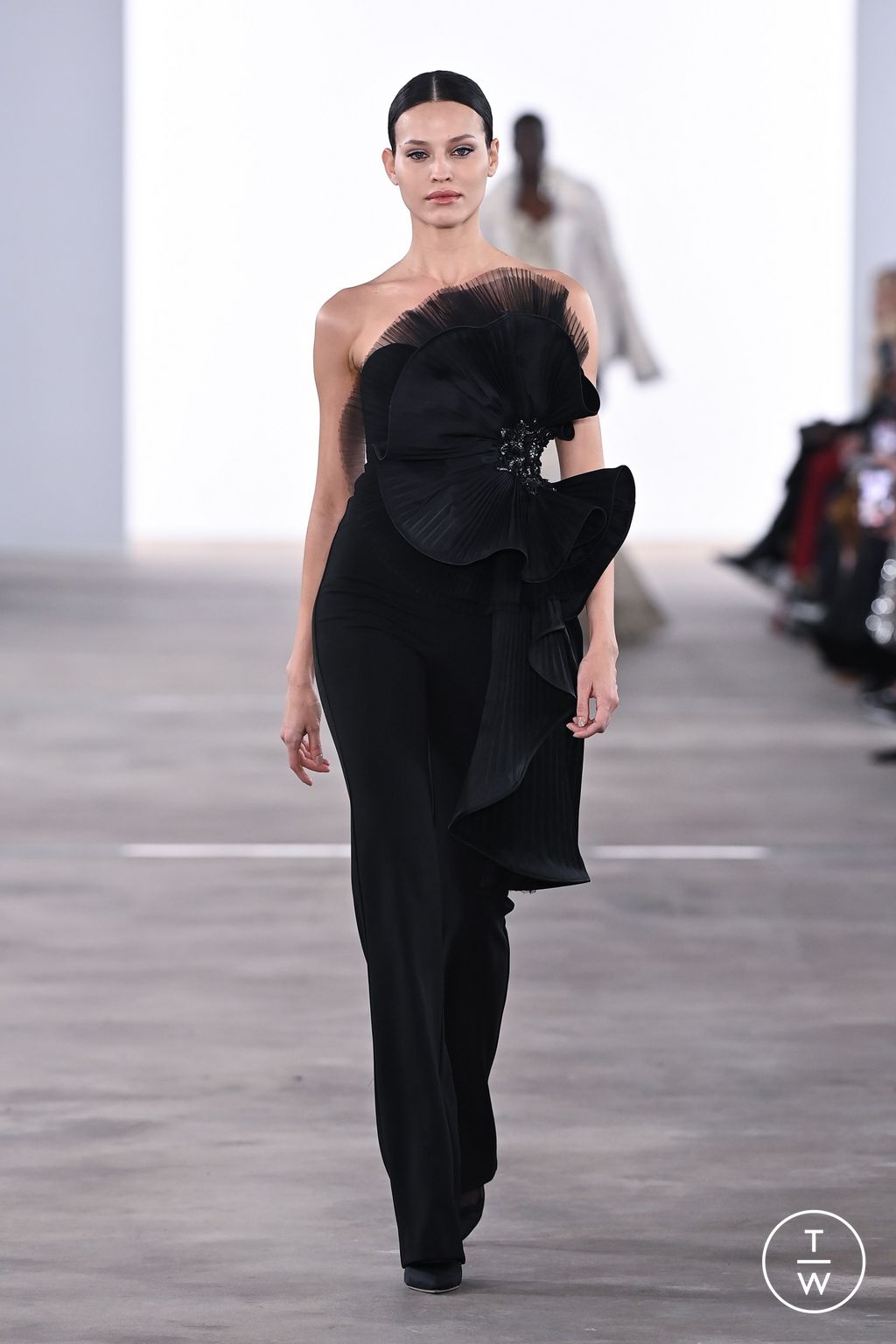 Fashion Week New York Fall/Winter 2024 look 44 from the Badgley Mischka collection 女装