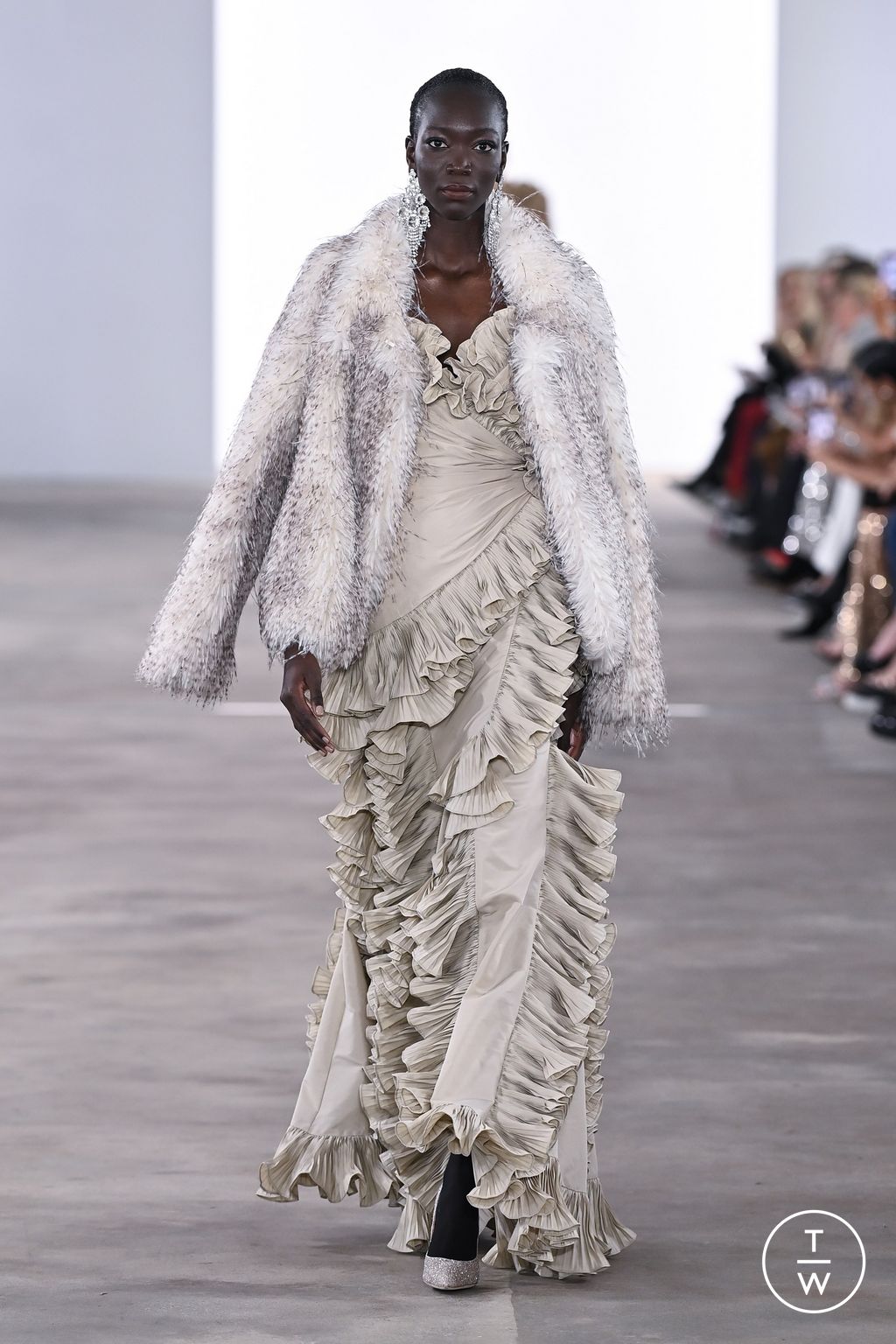 Fashion Week New York Fall/Winter 2024 look 45 from the Badgley Mischka collection 女装