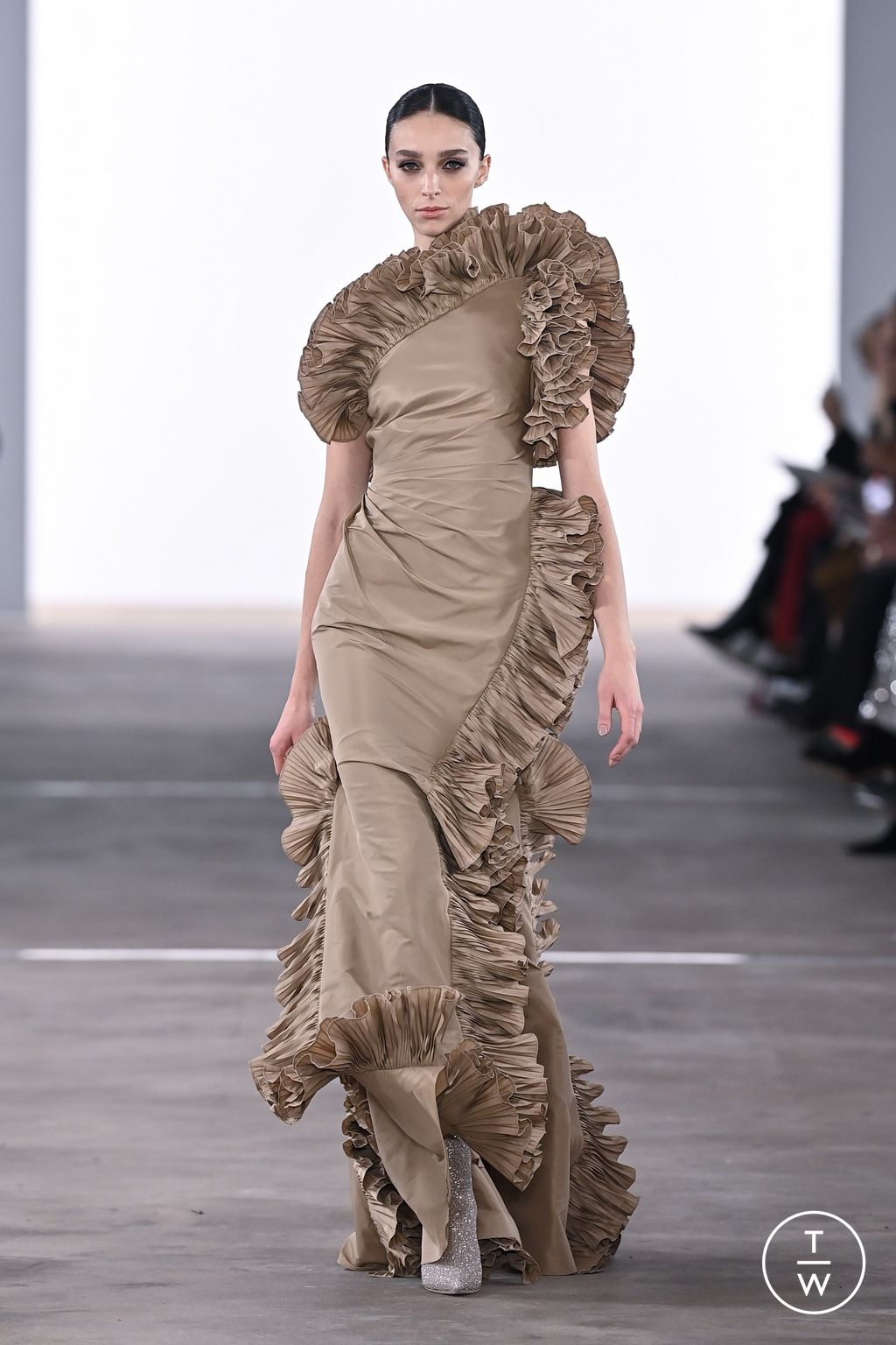 Fashion Week New York Fall/Winter 2024 look 46 from the Badgley Mischka collection 女装