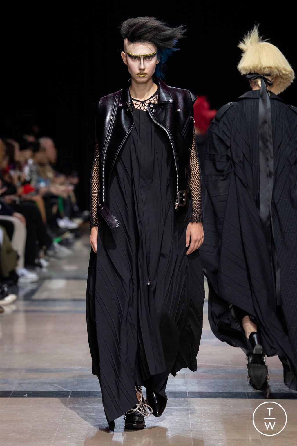 Fashion Week Paris Spring/Summer 2023 look 19 from the Junya Watanabe collection womenswear