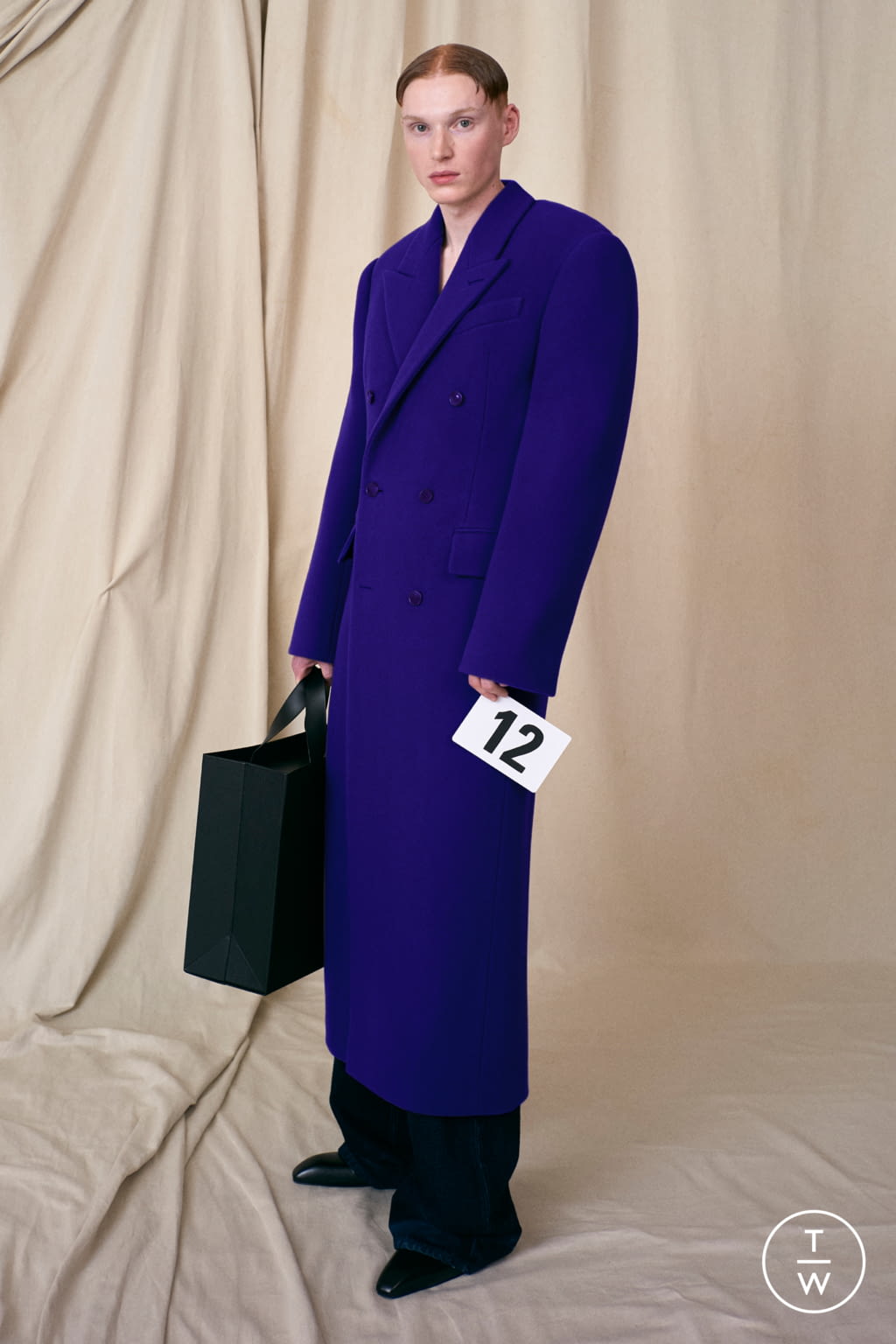 Fashion Week Paris Fall/Winter 2021 look 12 from the Balenciaga collection couture