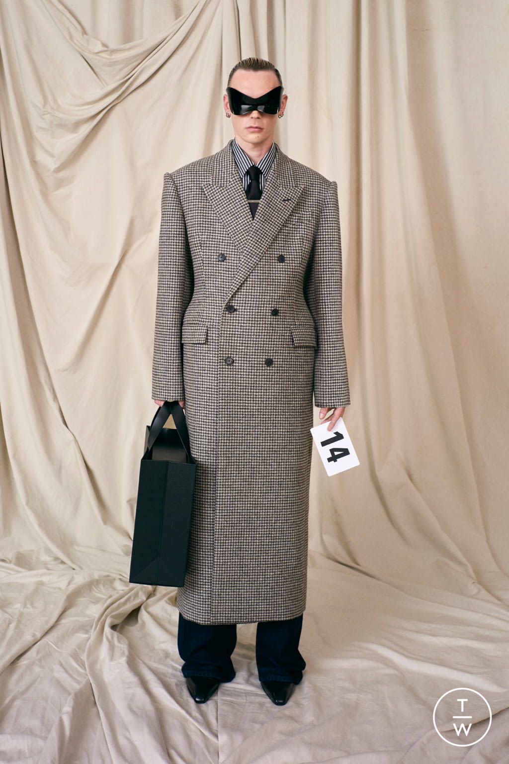 Fashion Week Paris Fall/Winter 2021 look 14 from the Balenciaga collection couture