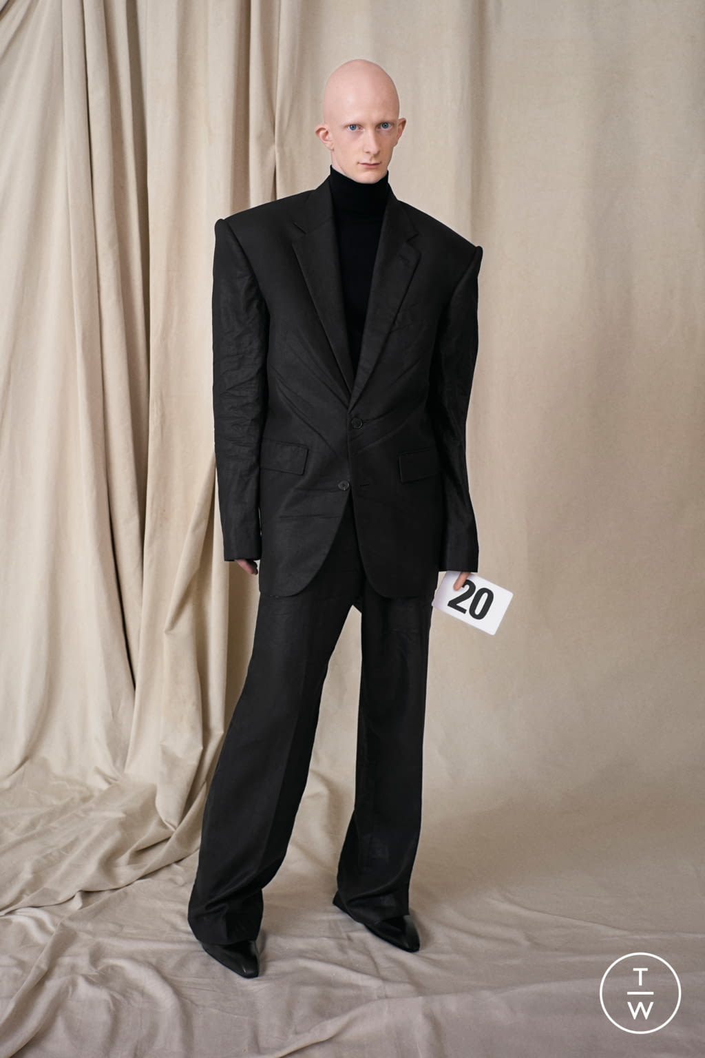 Fashion Week Paris Fall/Winter 2021 look 20 from the Balenciaga collection 高级定制