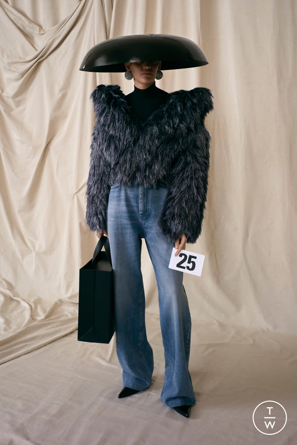 Fashion Week Paris Fall/Winter 2021 look 25 de la collection Balenciaga couture