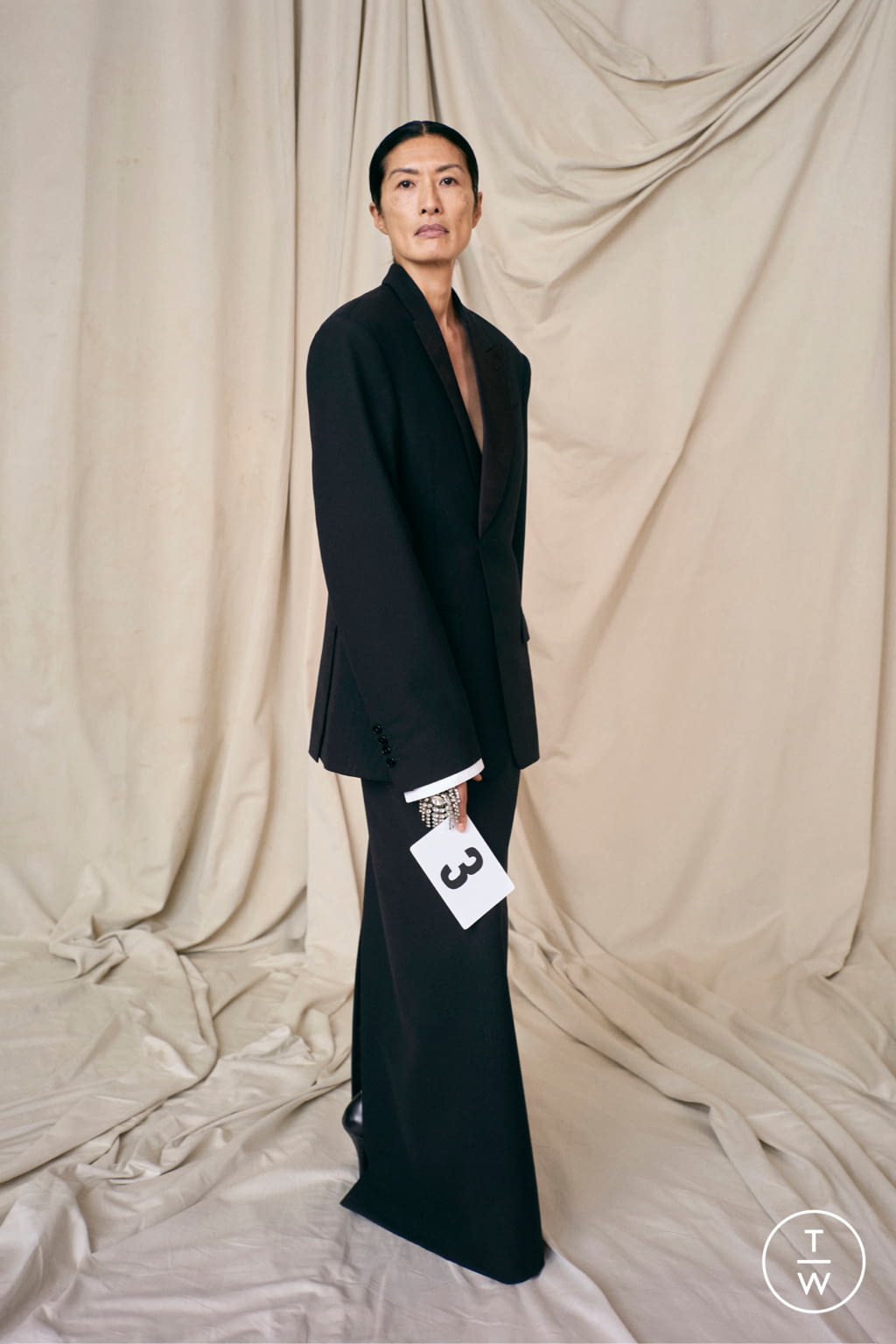 Fashion Week Paris Fall/Winter 2021 look 3 de la collection Balenciaga couture