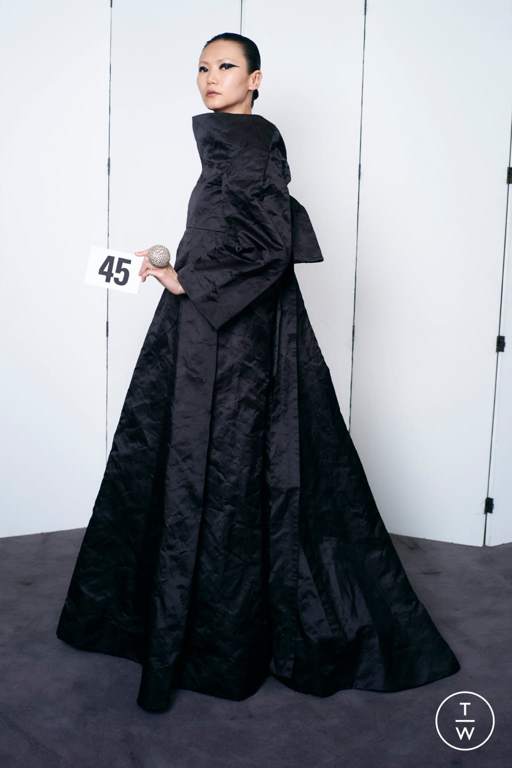 Fashion Week Paris Fall/Winter 2021 look 45 de la collection Balenciaga couture