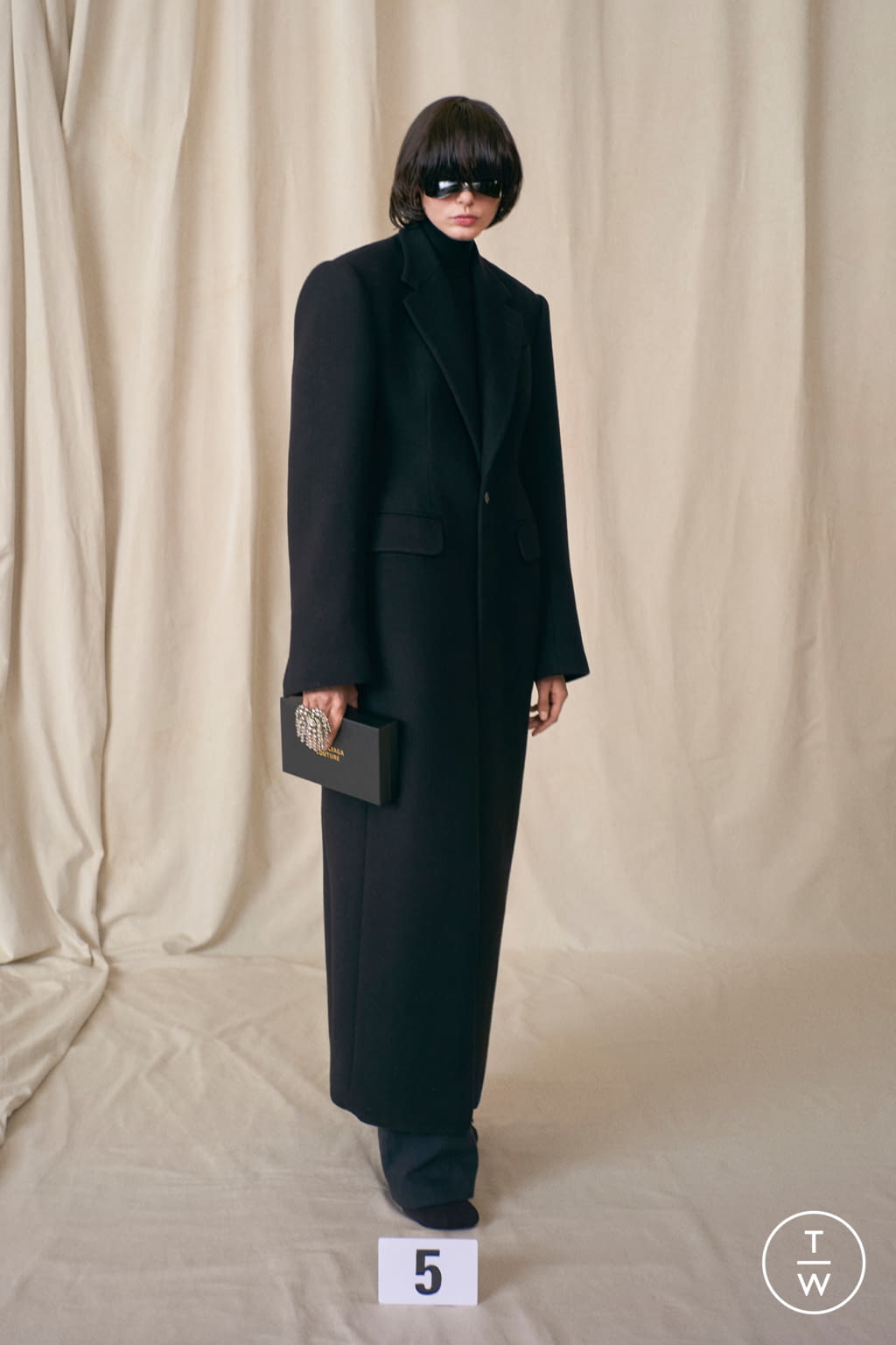Fashion Week Paris Fall/Winter 2021 look 5 from the Balenciaga collection couture