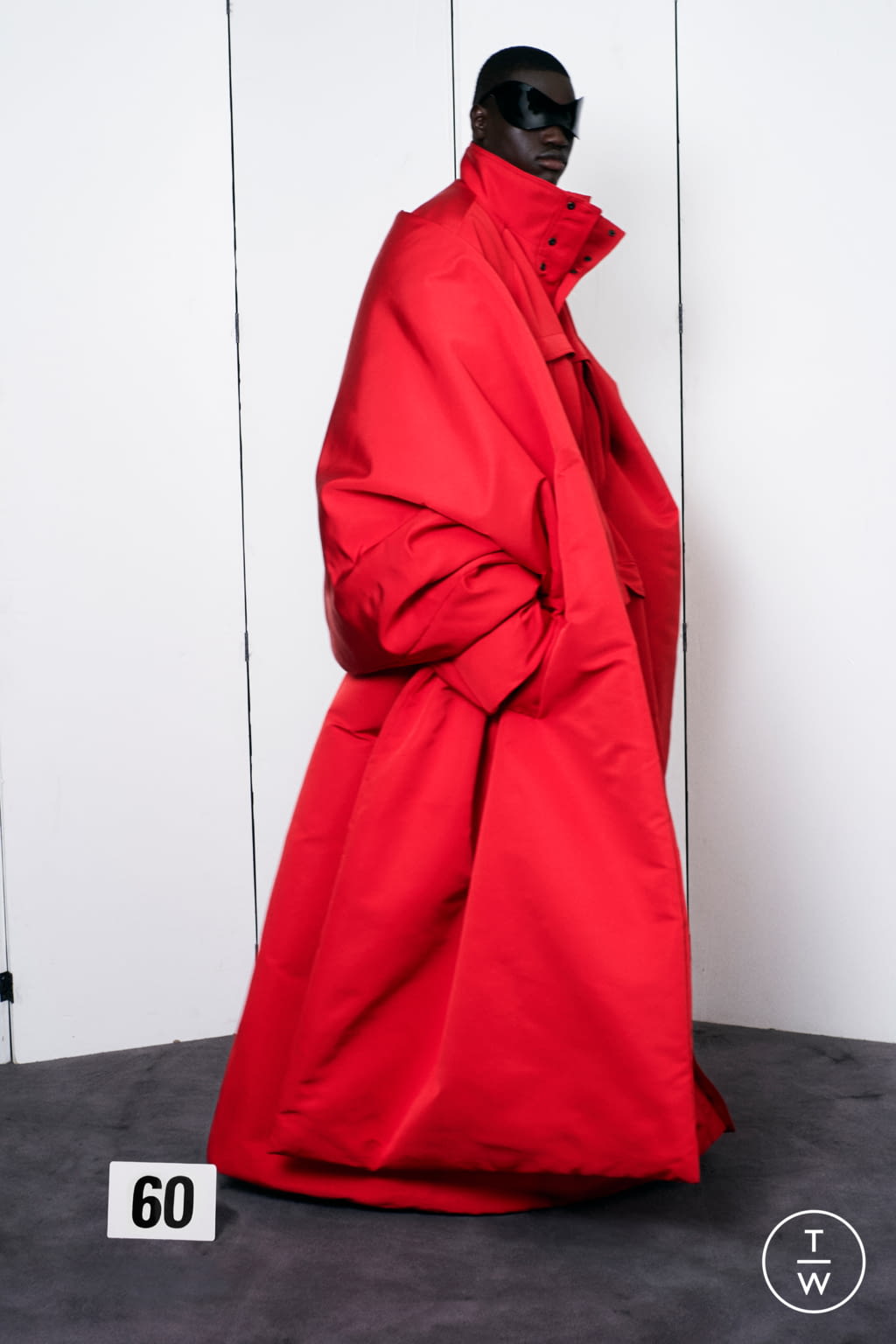 Fashion Week Paris Fall/Winter 2021 look 60 from the Balenciaga collection couture