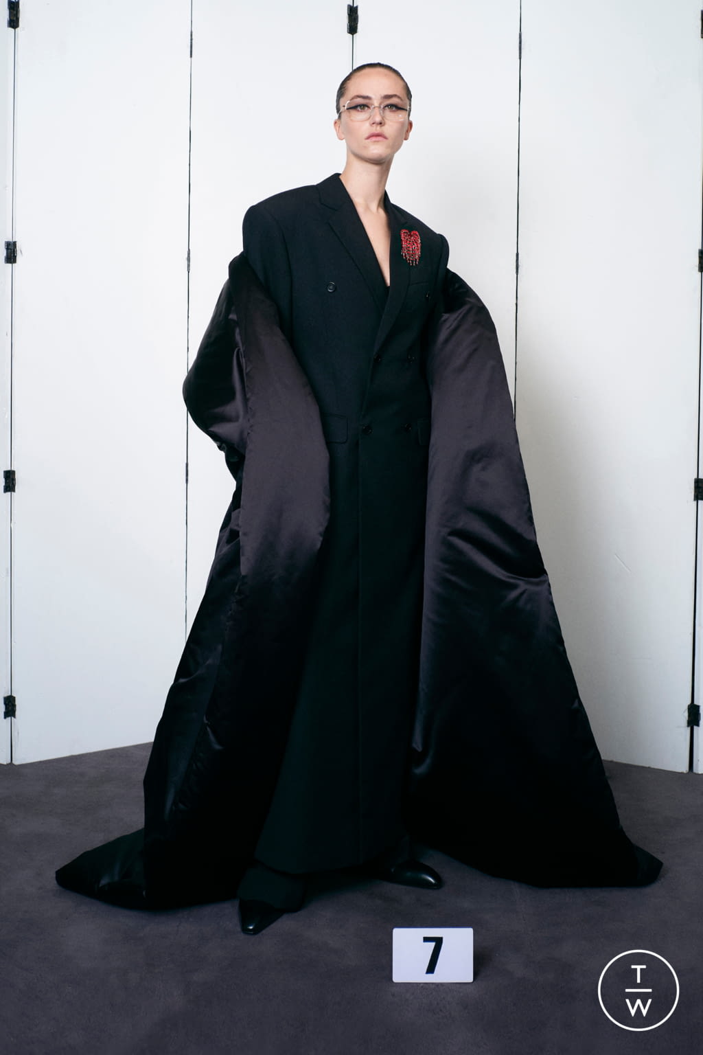 Fashion Week Paris Fall/Winter 2021 look 7 from the Balenciaga collection 高级定制