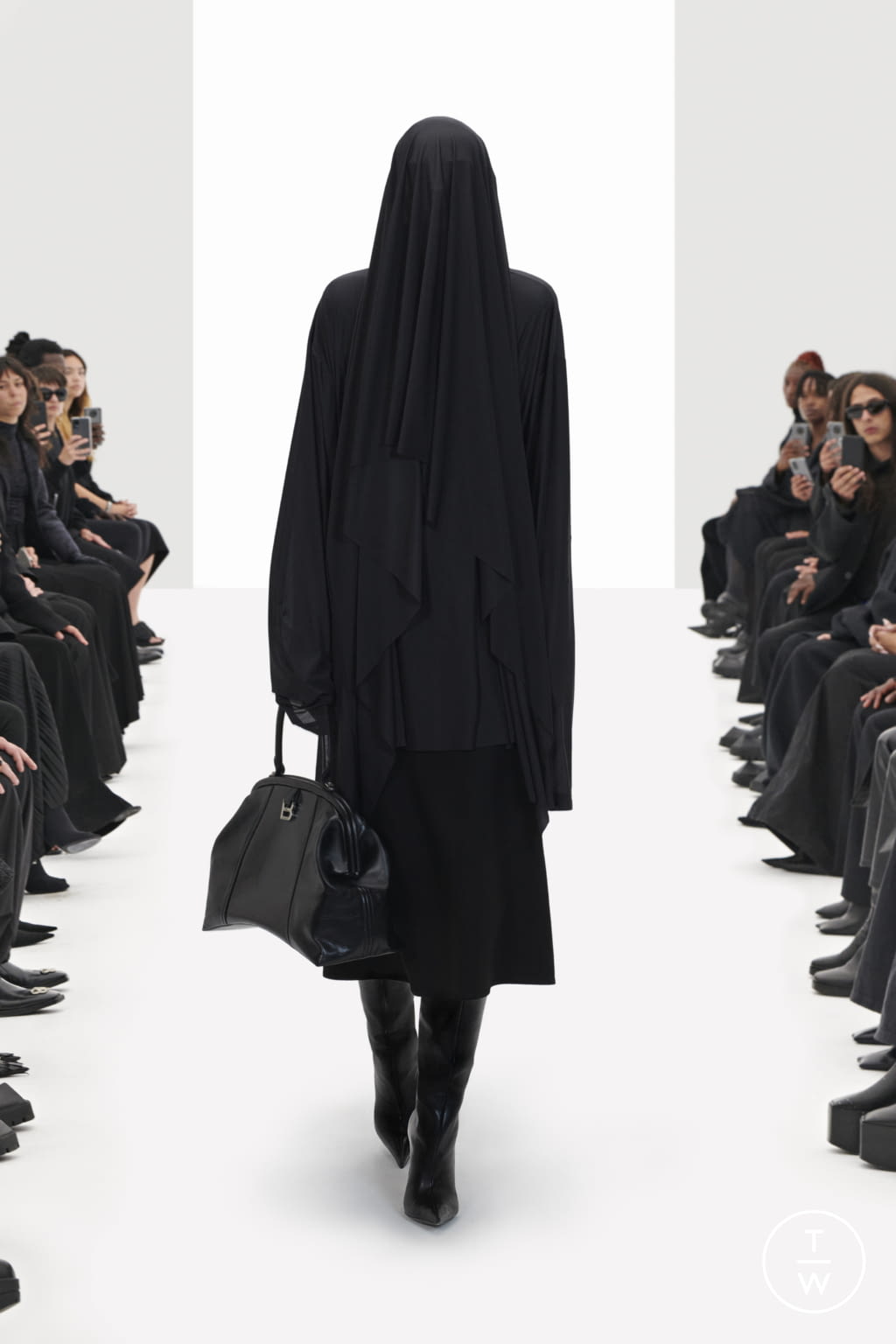 Fashion Week Paris Resort 2022 look 1 from the Balenciaga collection womenswear
