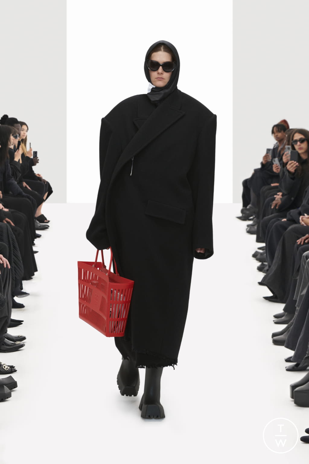 Fashion Week Paris Resort 2022 look 12 de la collection Balenciaga womenswear