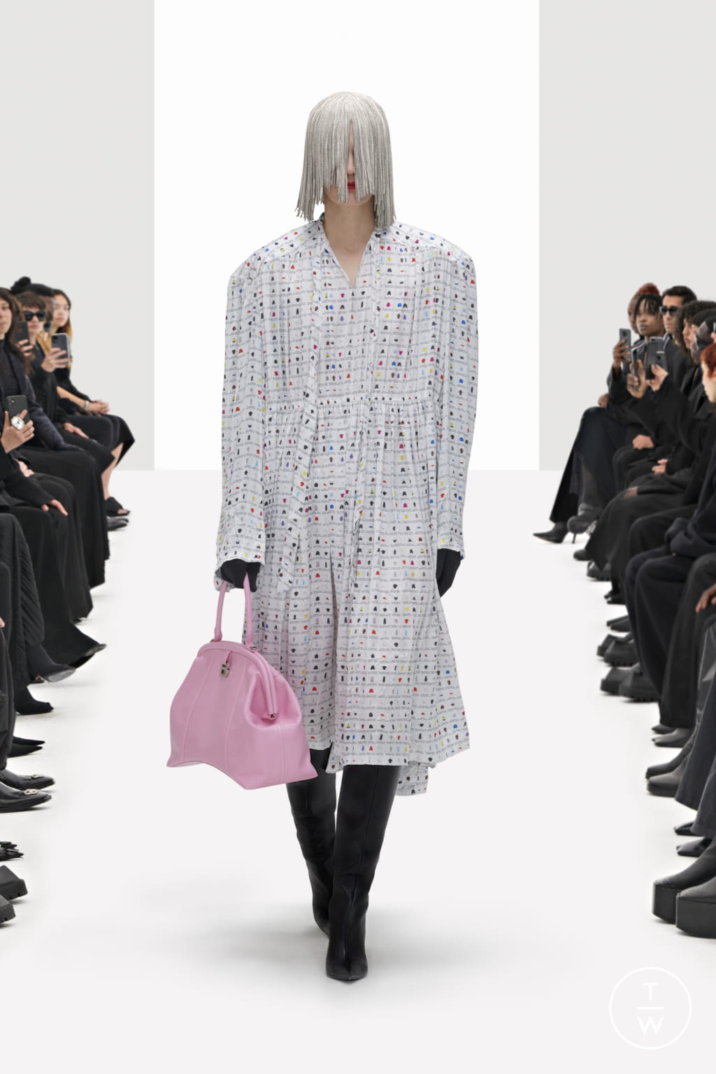 Fashion Week Paris Resort 2022 look 13 from the Balenciaga collection 女装