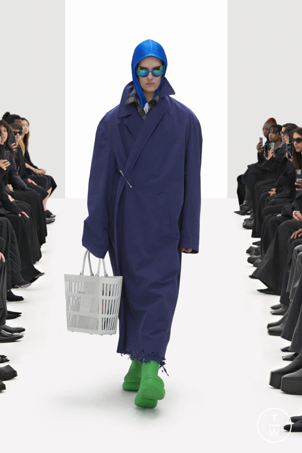 Fashion Week Paris Resort 2022 look 14 from the Balenciaga collection 女装