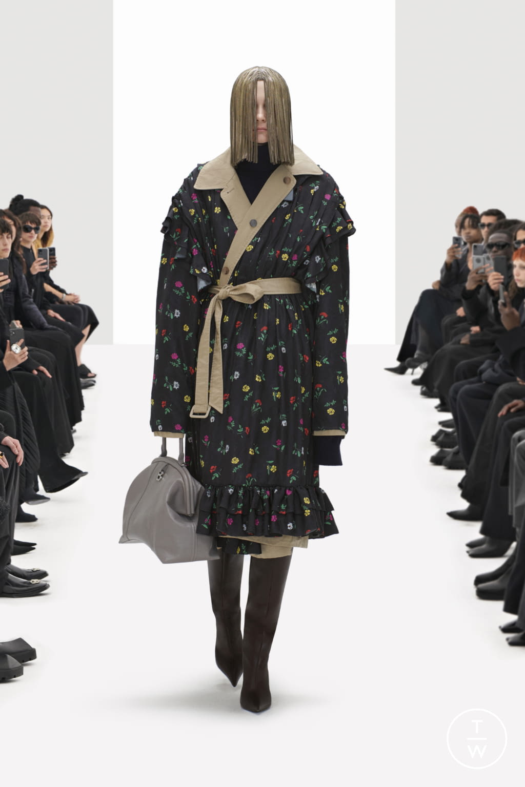 Fashion Week Paris Resort 2022 look 15 de la collection Balenciaga womenswear
