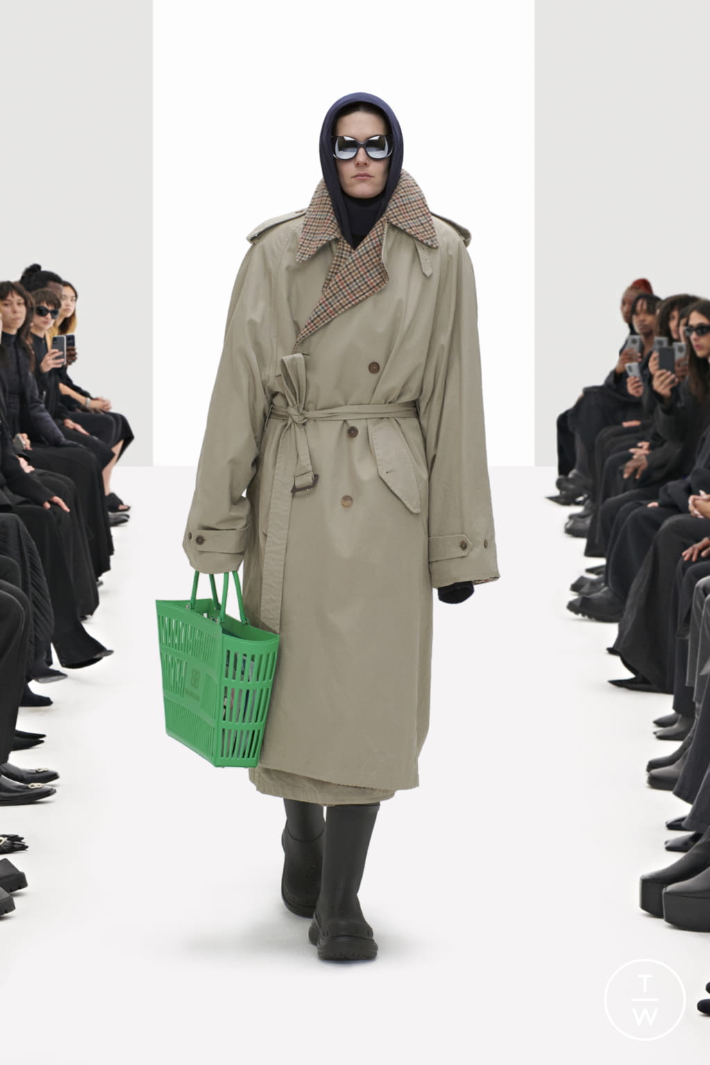 Fashion Week Paris Resort 2022 look 16 from the Balenciaga collection womenswear